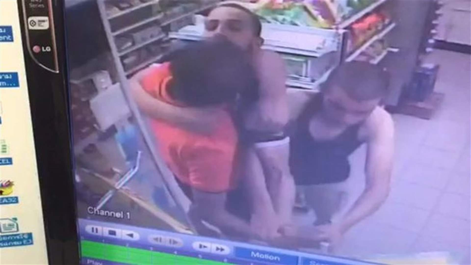 بالفيديو: مراهق طعن صديقه بالسكين... بسبب الوجبات الخفيفة!
