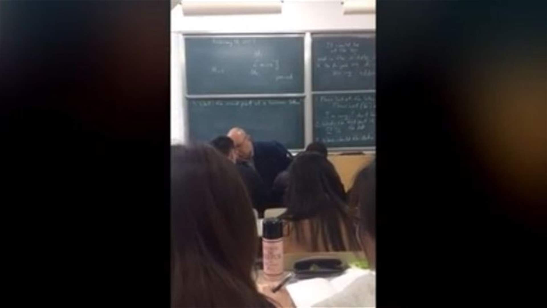 بالفيديو: أستاذ يفقد السيطرة على نفسه داخل الصف... بماذا وصف الطلاب؟