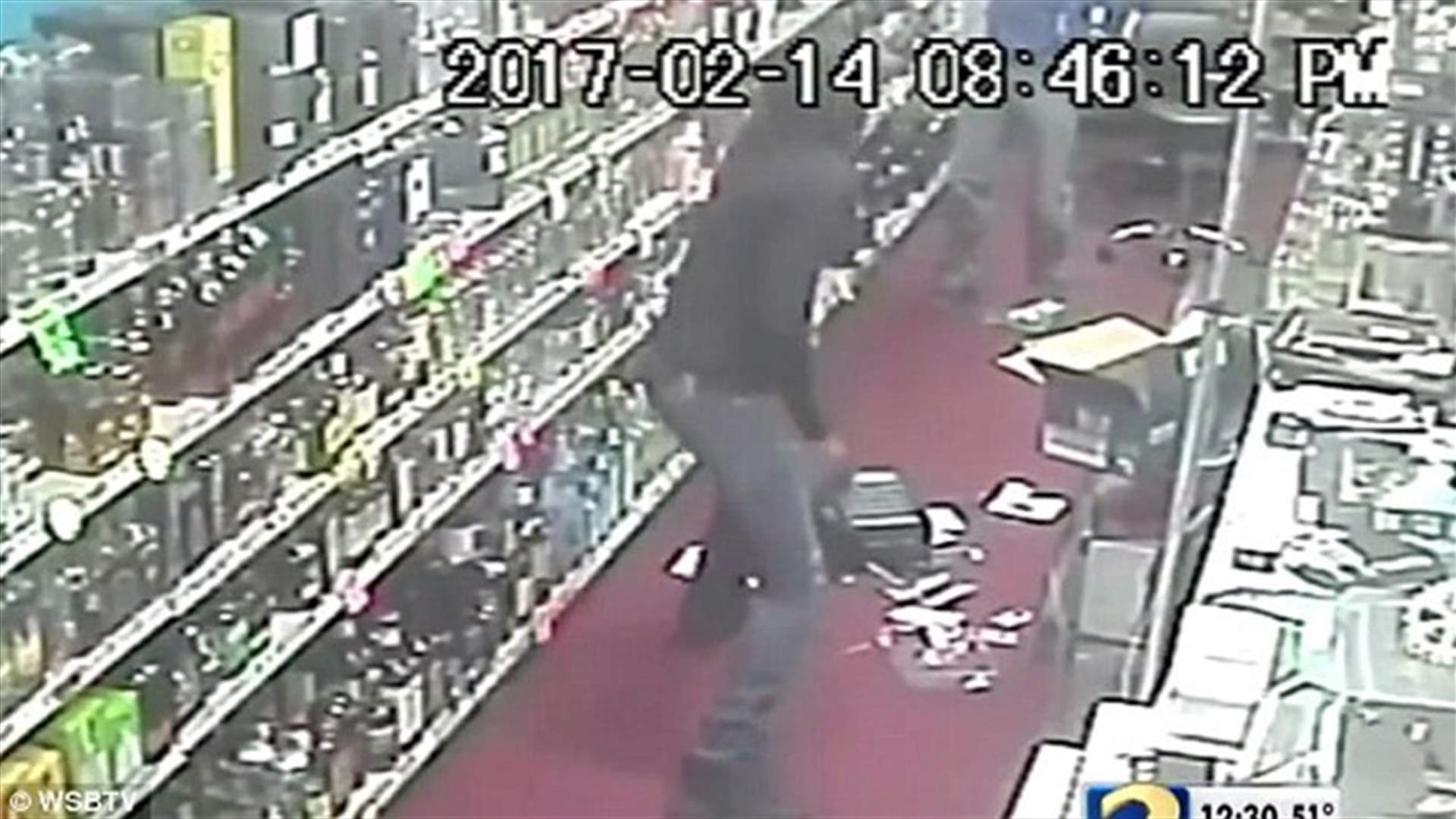 بالفيديو: دخل الى المتجر ليسرقه... فخرج منه جثة!