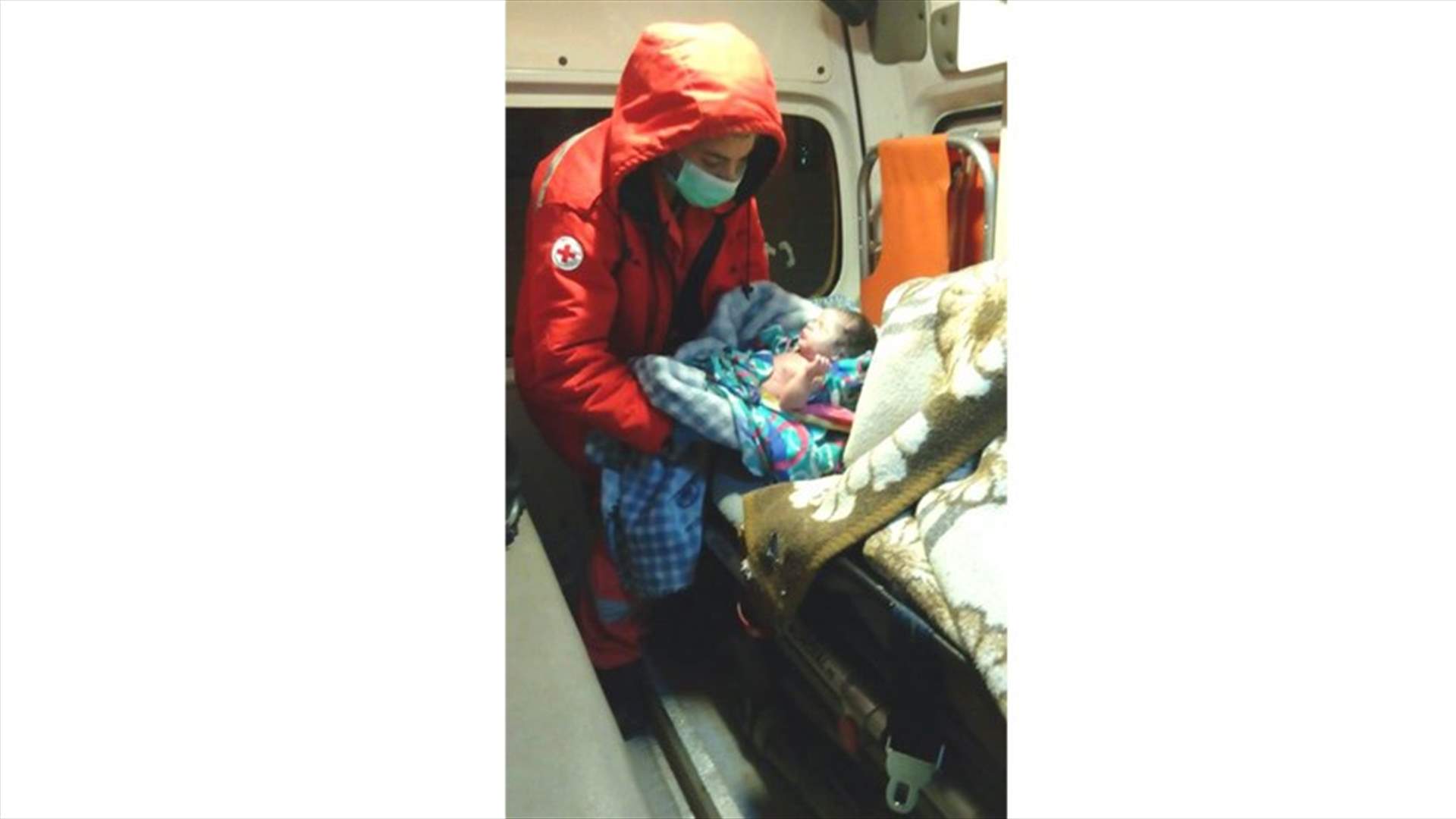 بالصورة...مولودة سورية خامسة في سيارة إسعاف