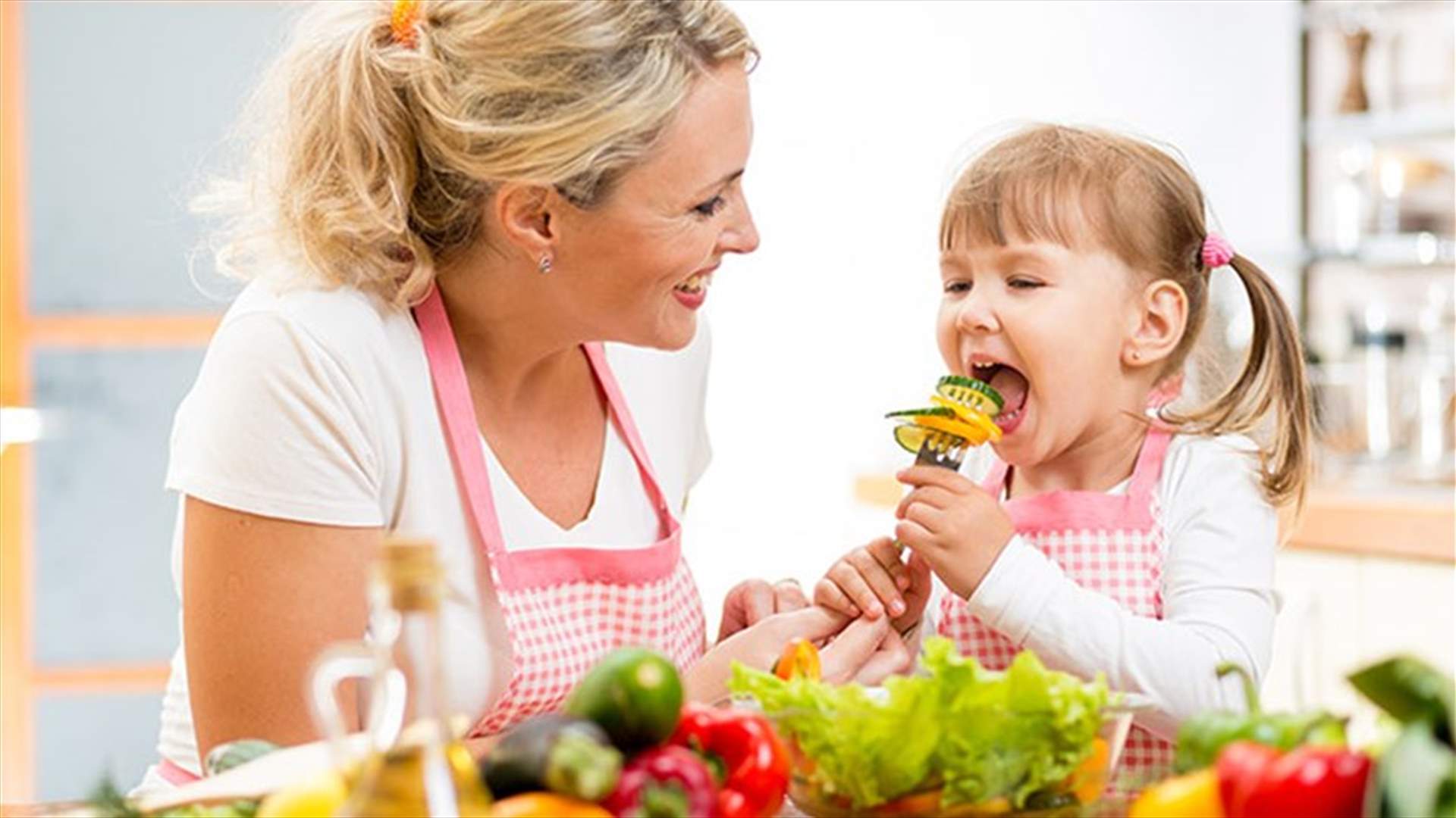 لعب الأطفال بالطعام قد يُشجّعهم على تناوله