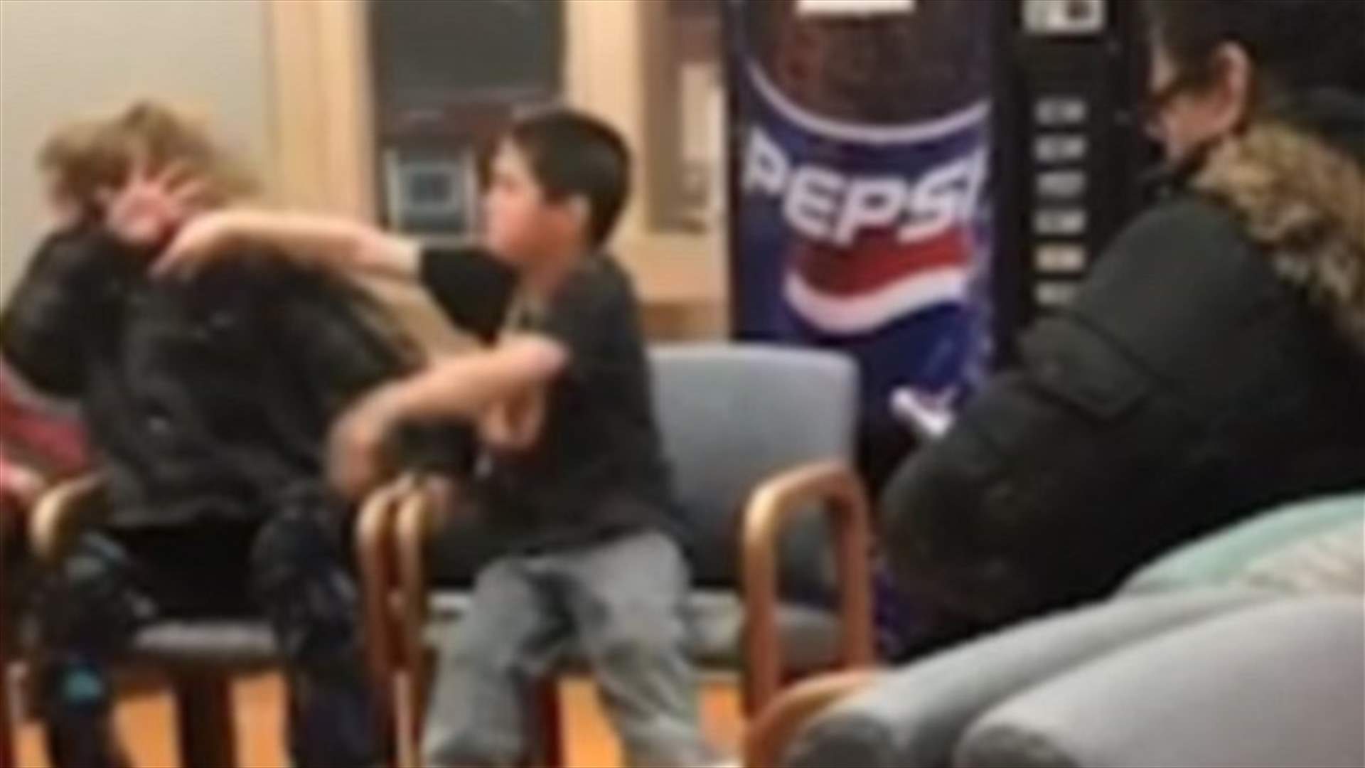 بالفيديو: طفل يضرب والدته ويشدّها من شعرها... في عيادة الطبيب!