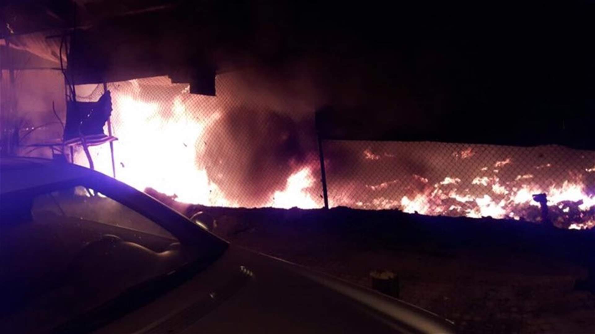 حريق داخل مستودع في الاشرفية امتد الى 3 سيارات