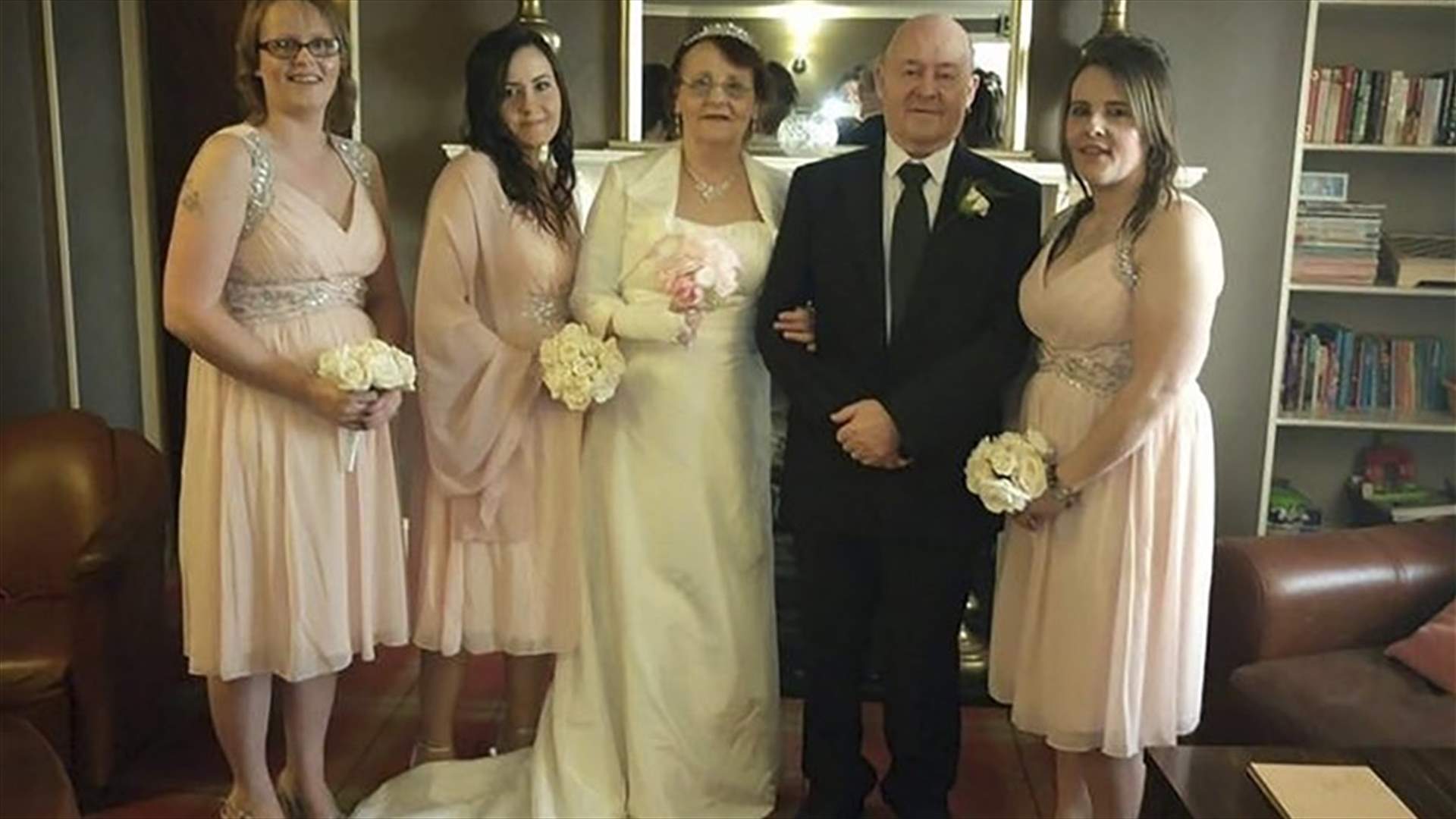 والدة ترتدي الفستان الأبيض بعد 40 سنة زواج... إليكم ماذا فعل أولادها!