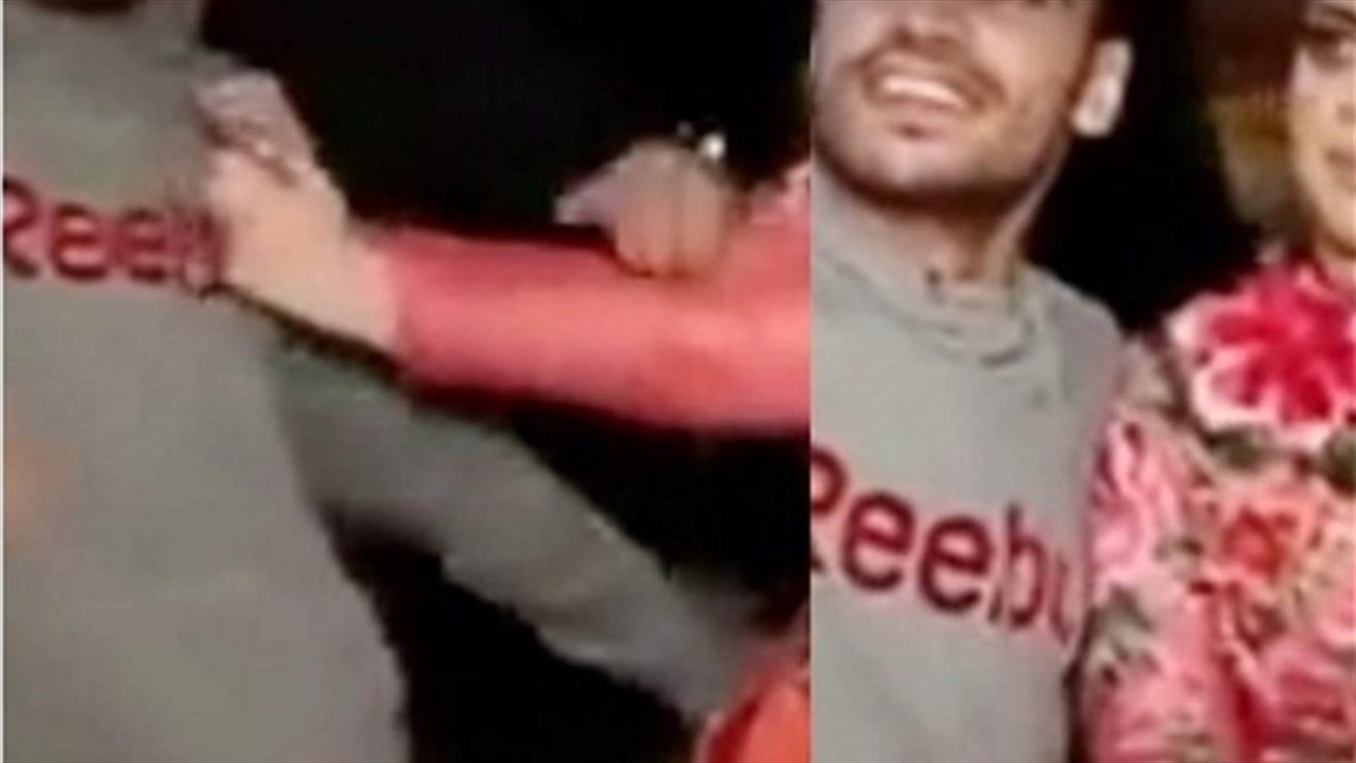 بالفيديو: وضع يده على أرداف الإعلاميّة.. صورة مع معجب تحوّلت إلى تحرّشِ جنسي