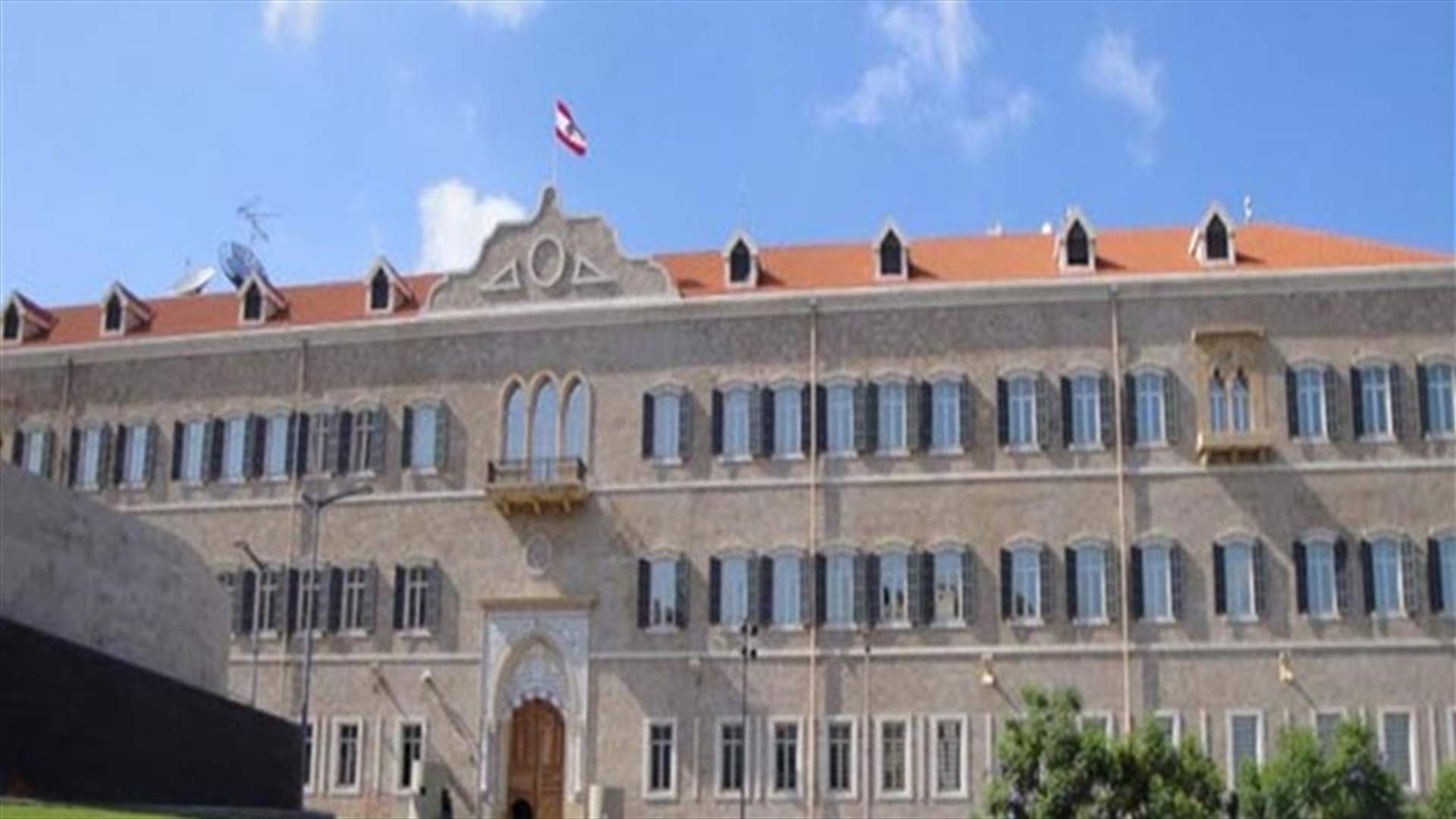 Citizens who passed Civil Service Council exams stage sit-in outside Grand Serail