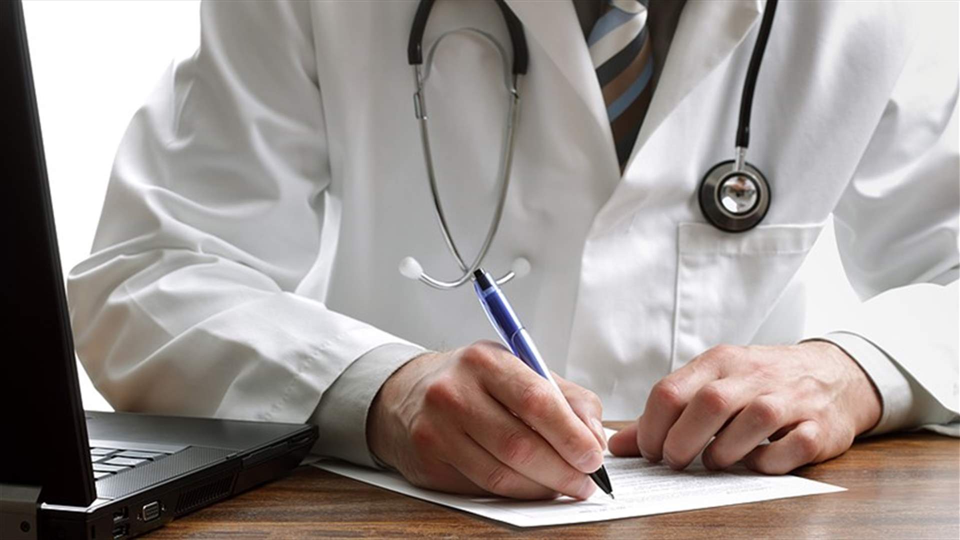لماذا يكتب الأطباء دائماً بخط يدّ غير مفهوم؟