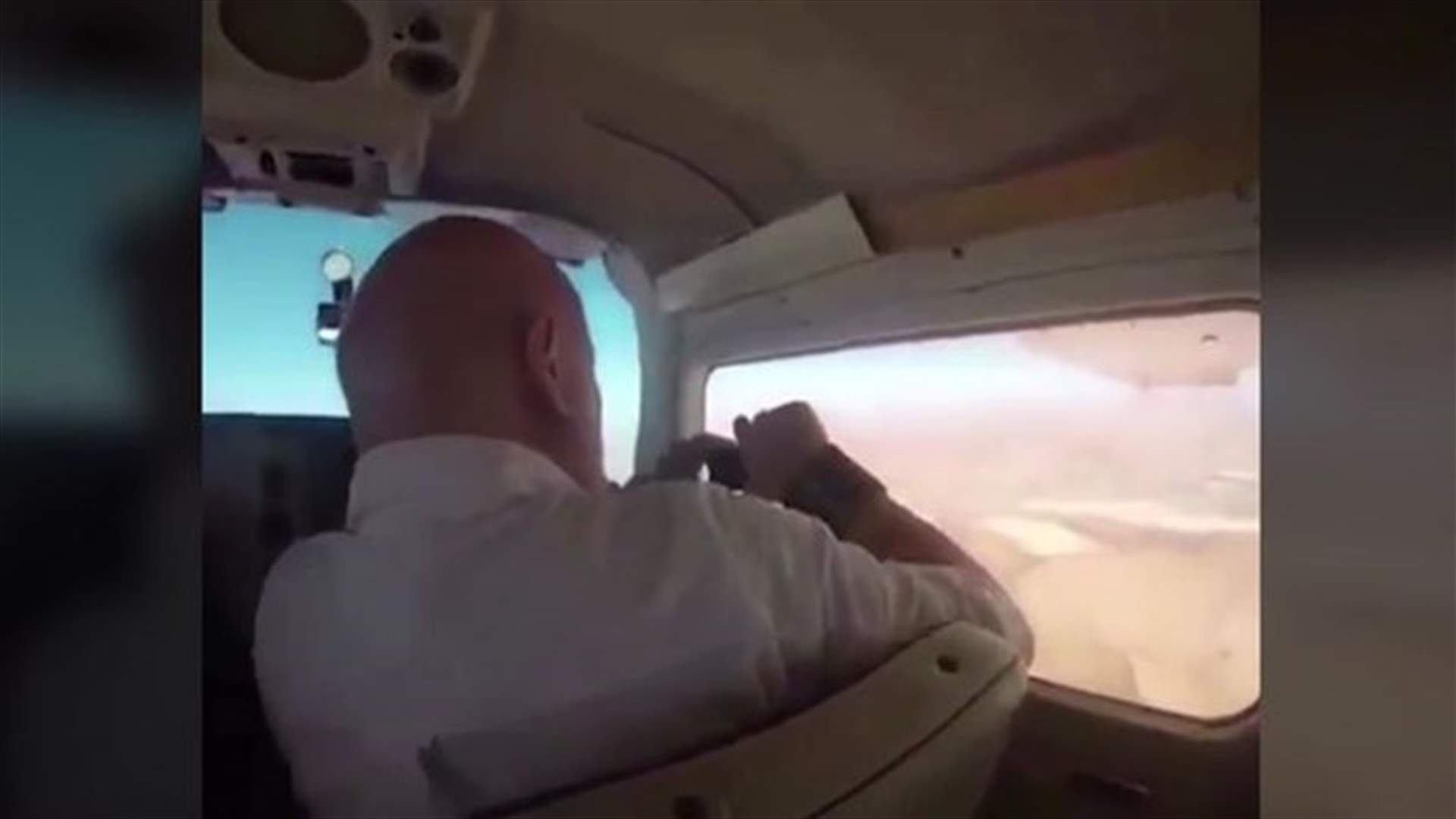 بالفيديو: فتح نافذة الطائرة ليلتقط صورة... وهذا ما حدث!