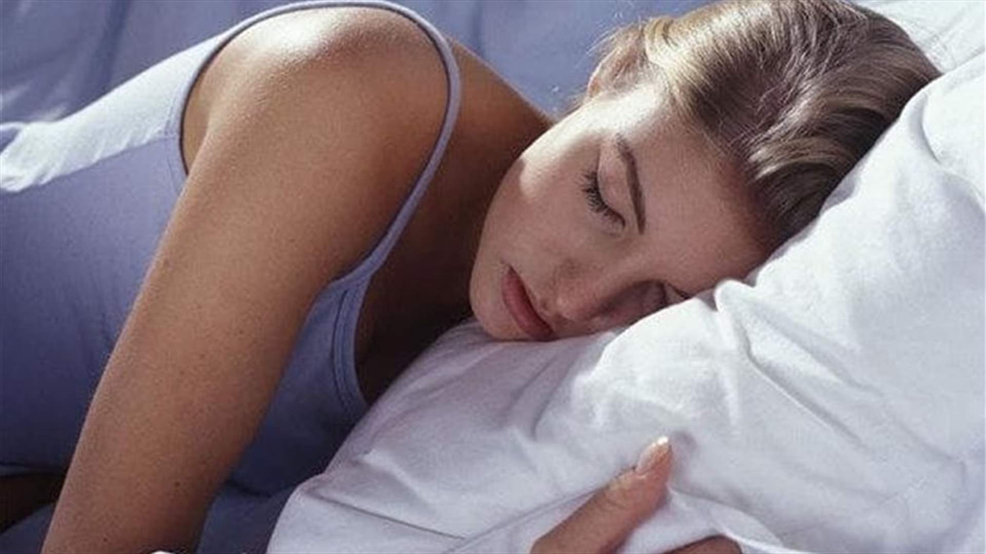 هل يجب ارتداء حمّالة الصدر خلال النوم لمنع ترهّل الثديين؟
