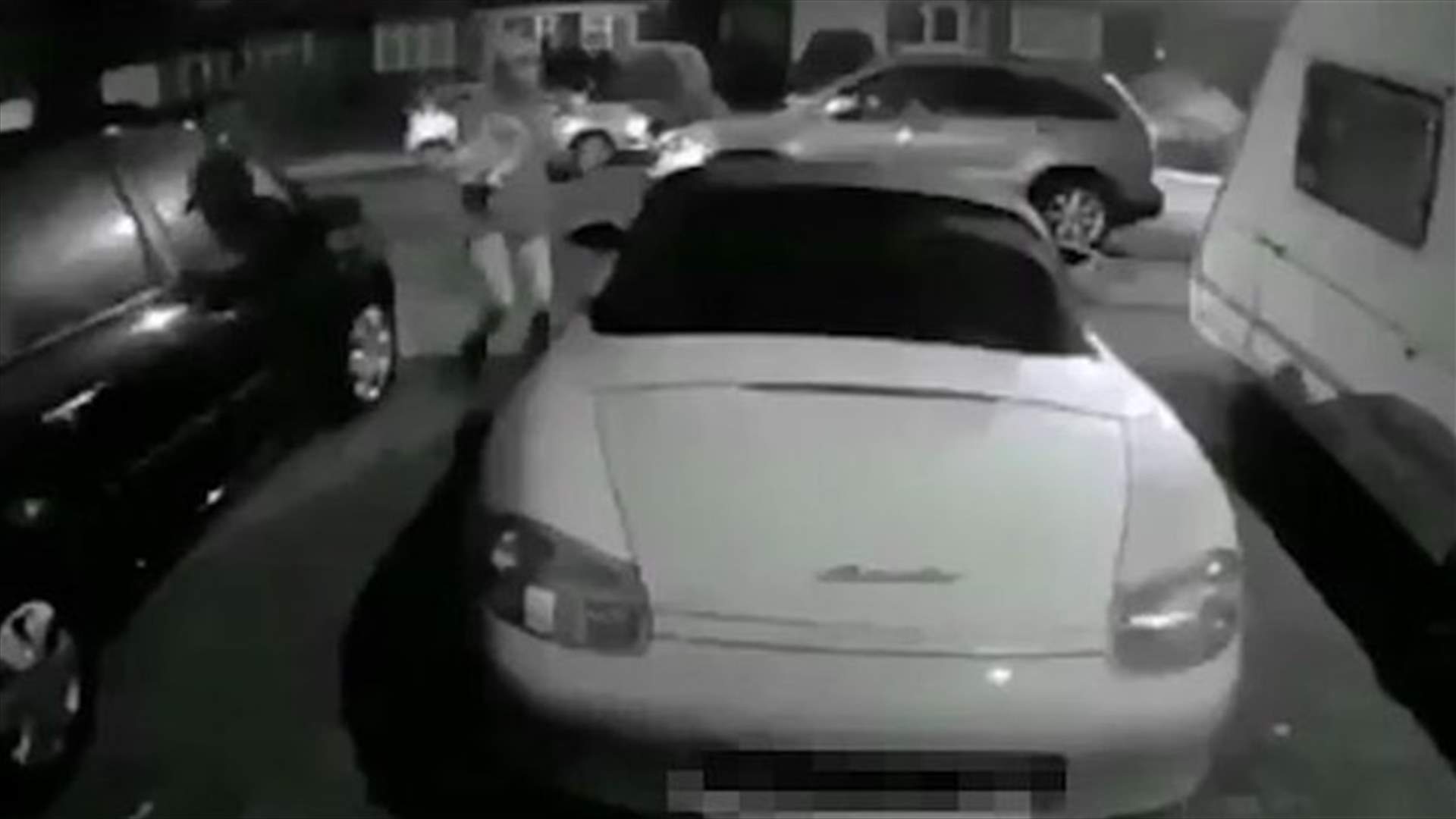 بالفيديو: رجل يقدم على خطوة غير مألوفة... بماذا مسح سطح السيارة؟