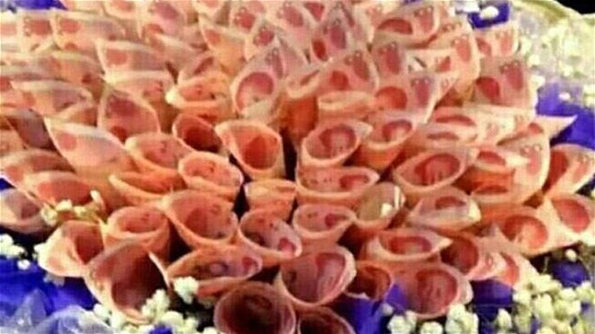 صيني قدّم لحبيبته باقة من النقود بدلاً من الورود