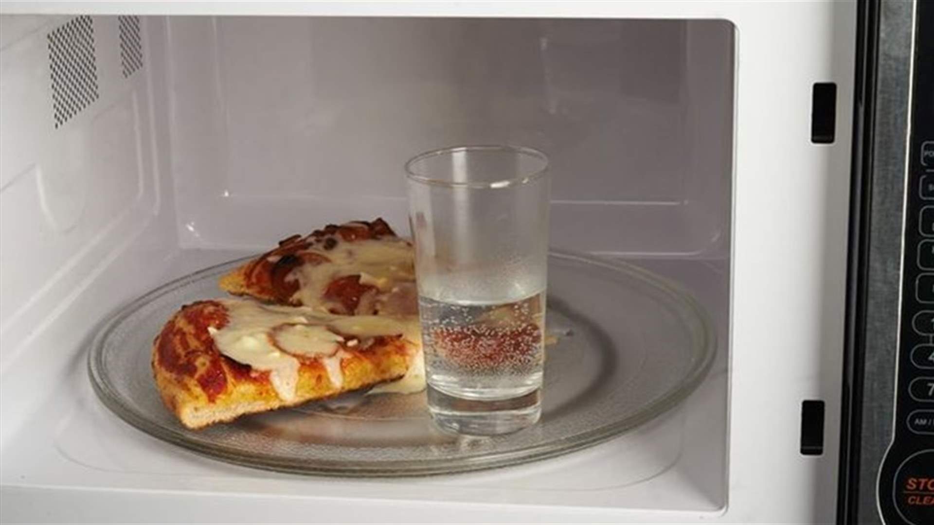 ماذا يحصل إذا وضعتم كوباً من الماء مع البيتزا في الميكروويف؟