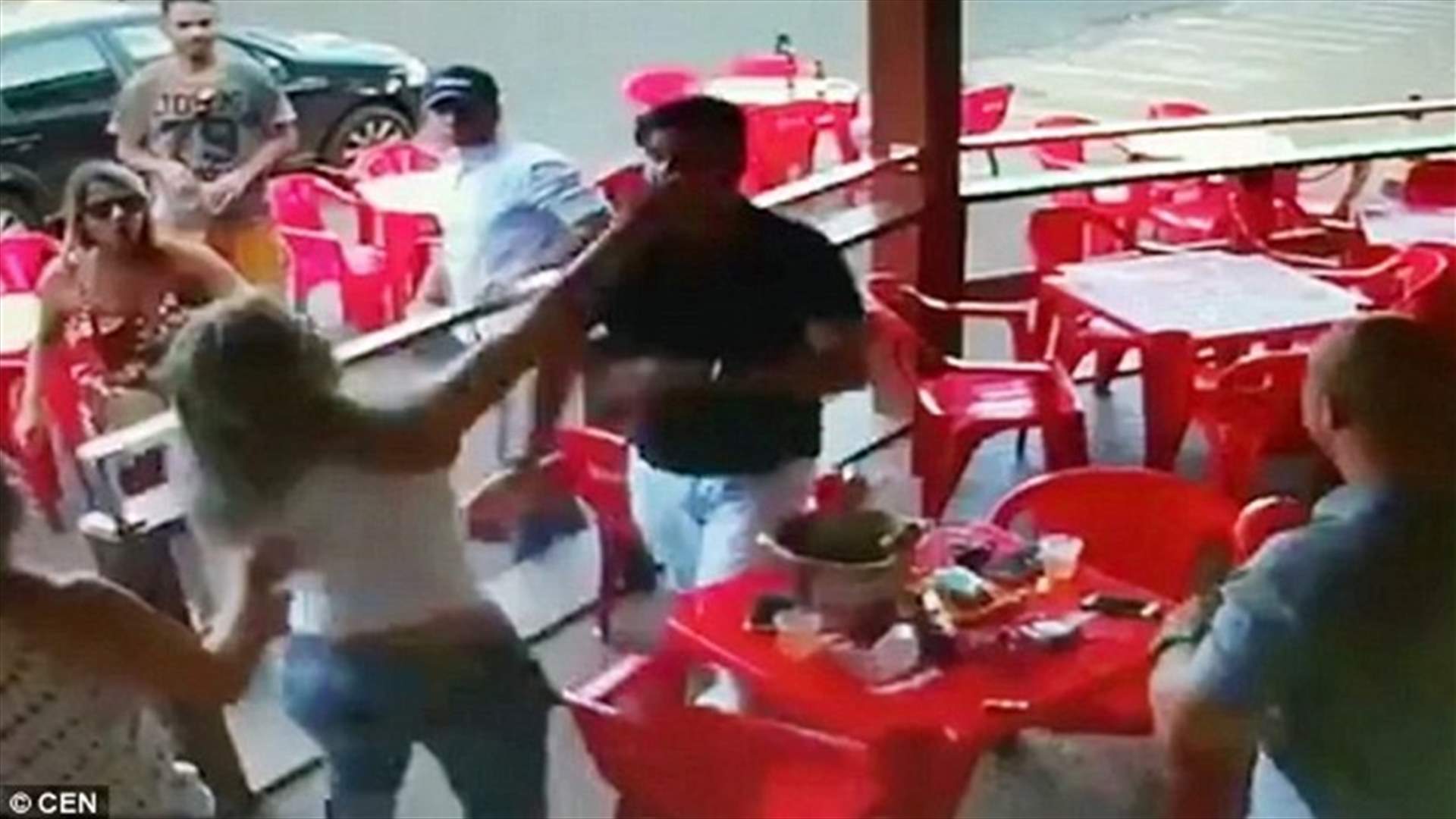 بالفيديو: رأت حبيبها مع عشيقته في المقهى... لن تصدّقوا ردّة فعلها!