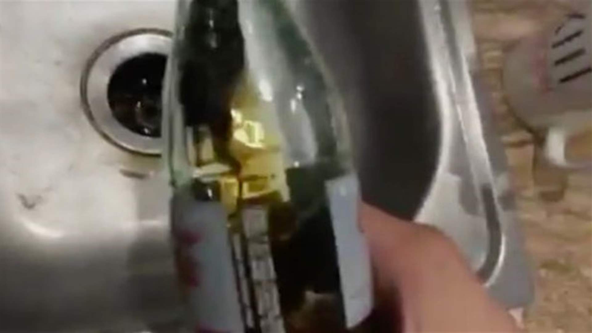 فأر داخل قارورة مشروب غازيّ... فيديو أثار تساؤلات روّاد الانترنت