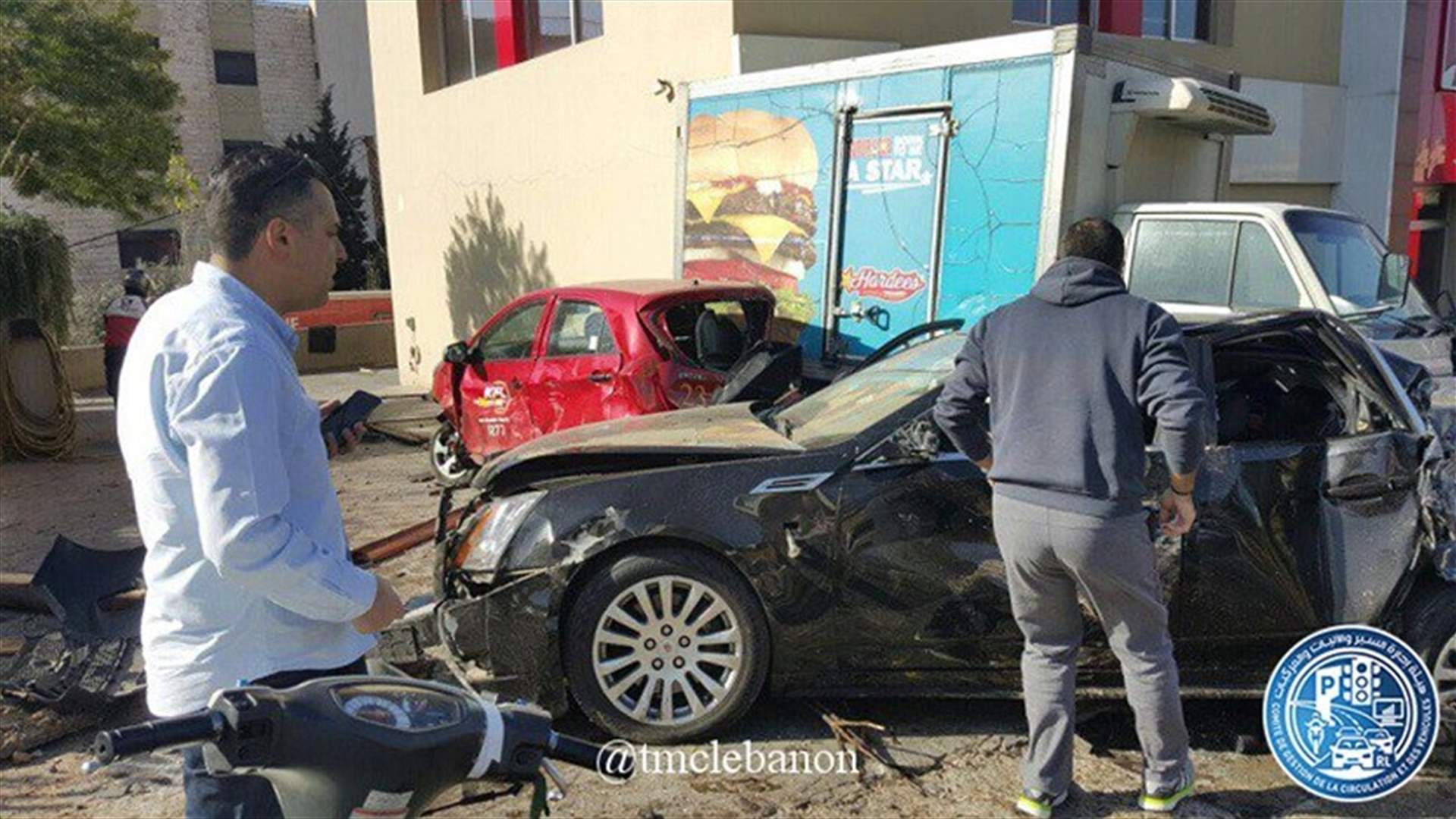 بالصور - انقلاب شاحنة على طريق عام المنصورية صعودا واصطدامها بسيارات عدة وتحويل السير الى حي البلاط
