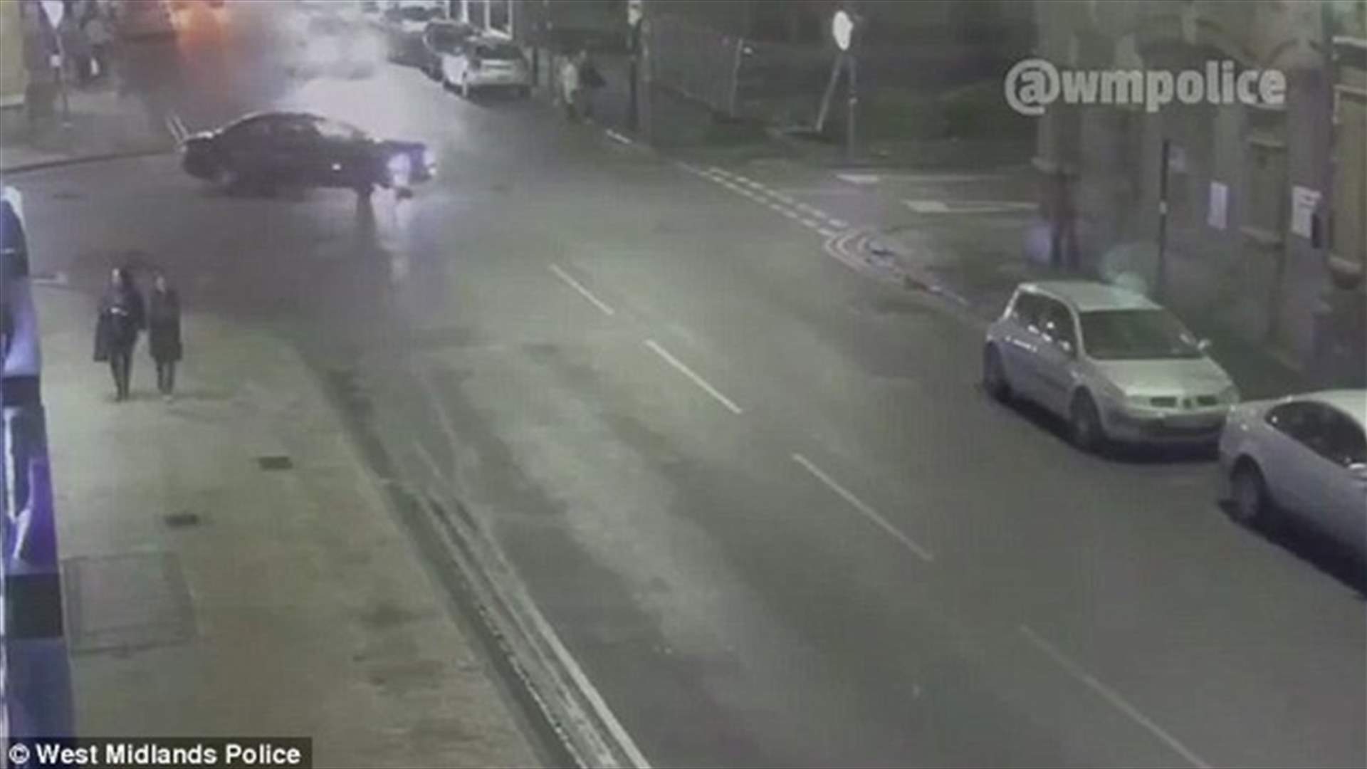 بالفيديو: قاد سيّارته عمداً على الرصيف... فدهس شابة!