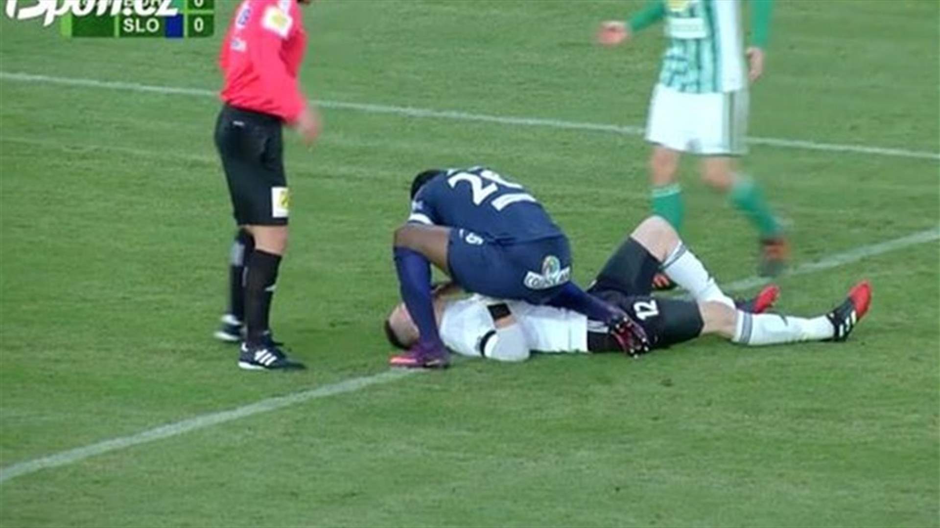 بالفيديو: لاعب كرة قدم ابتلع لسانه... وخصمه سارع للمساعدة!