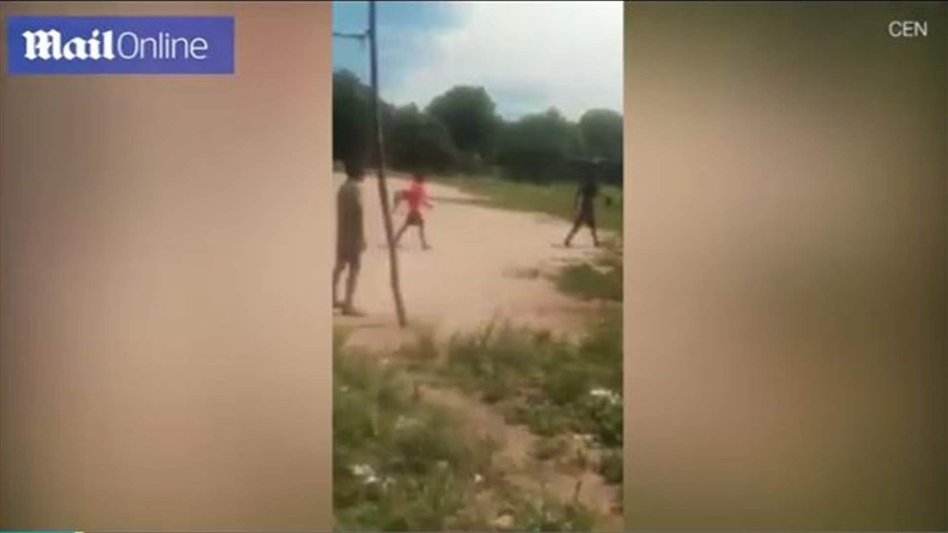 بالفيديو: أطفال في حالة من الرعب... رصدوا "عفريتاً" بقربهم!