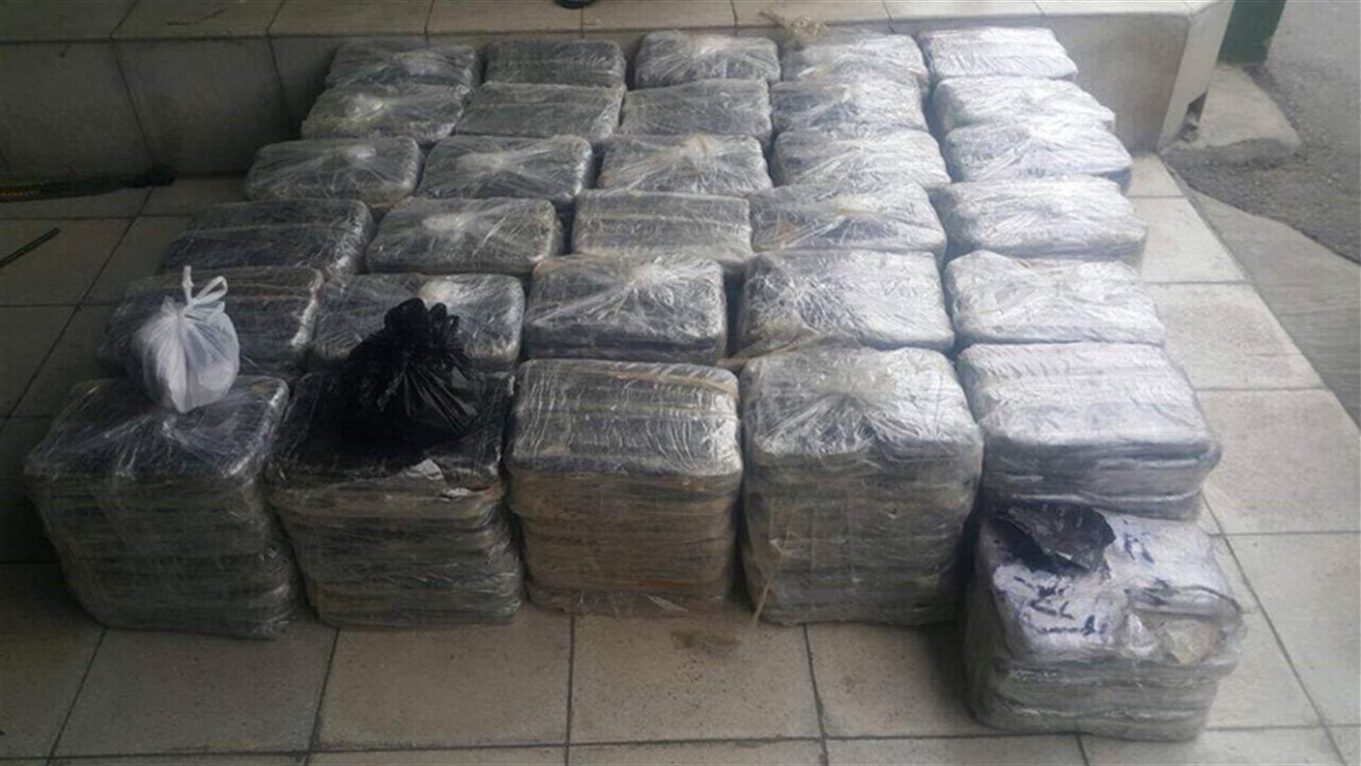 بالصور- آلاف حبوب الكبتاغون وطن من الحشيشة في منزل أحد المطلوبين