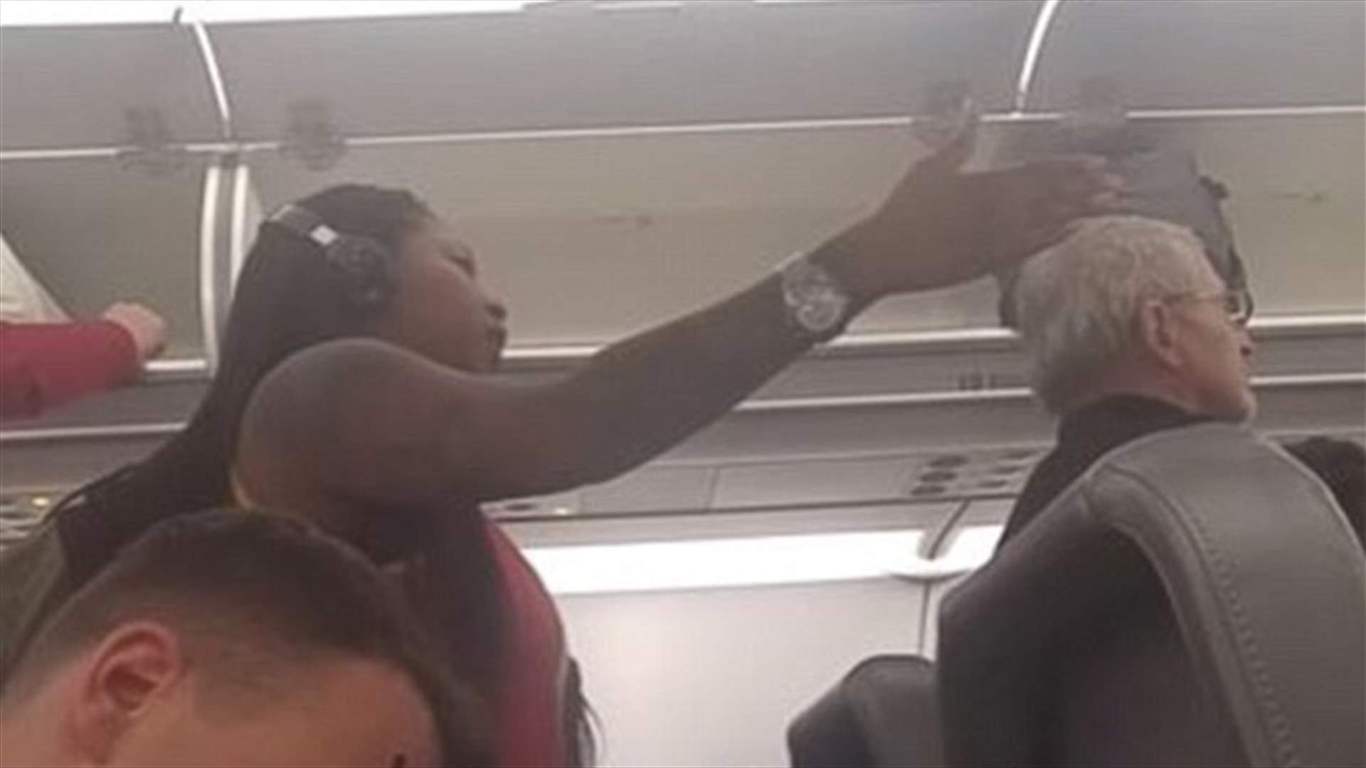 بالفيديو: امرأة تتسبّب في بلبلة على متن الطائرة... بسبب دورتها الشهرية!