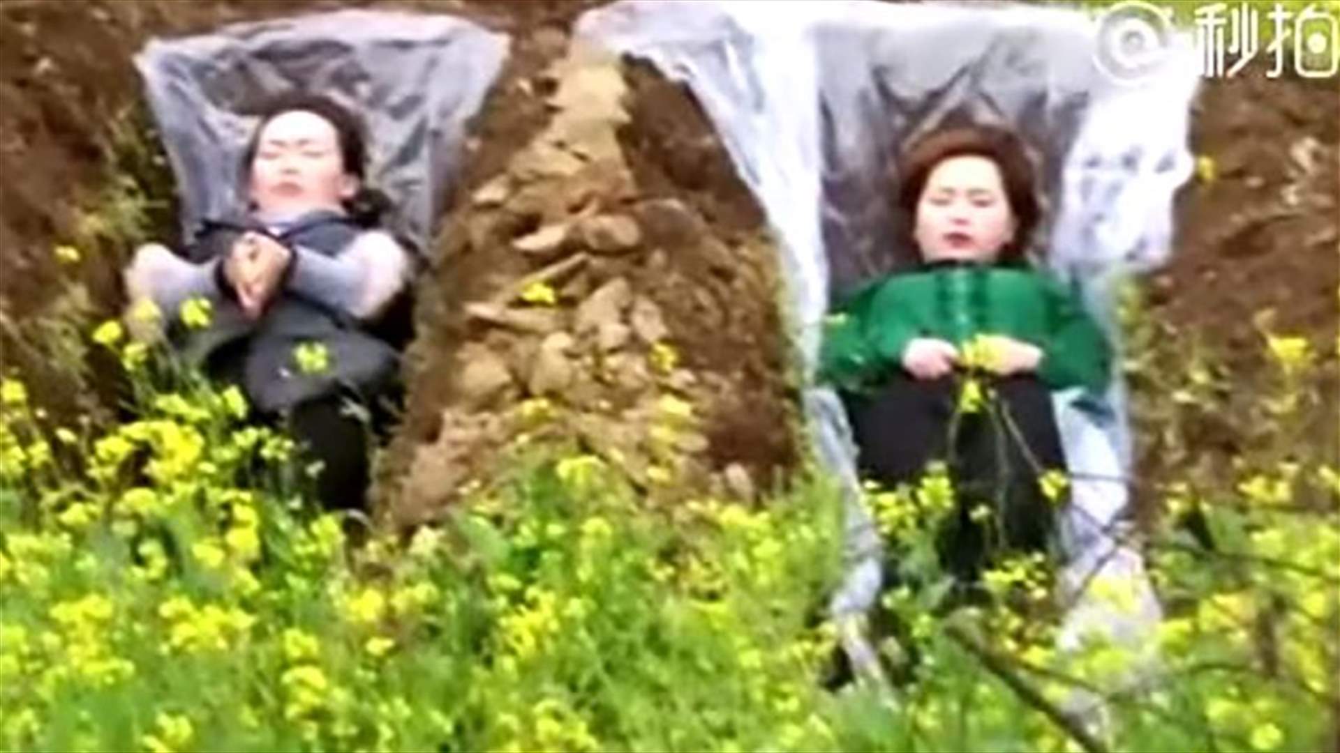 بالفيديو: صينيّة تُجبر النساء على النوم داخل القبور ليتخلّين عن فكرة الانتحار!