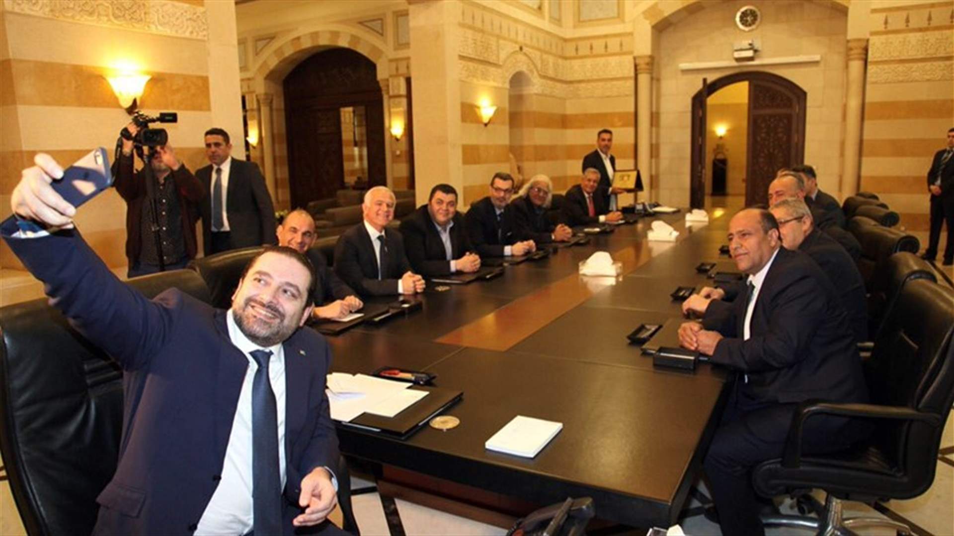 بالصورة - "سلفي" الحريري في مجلس الوزراء