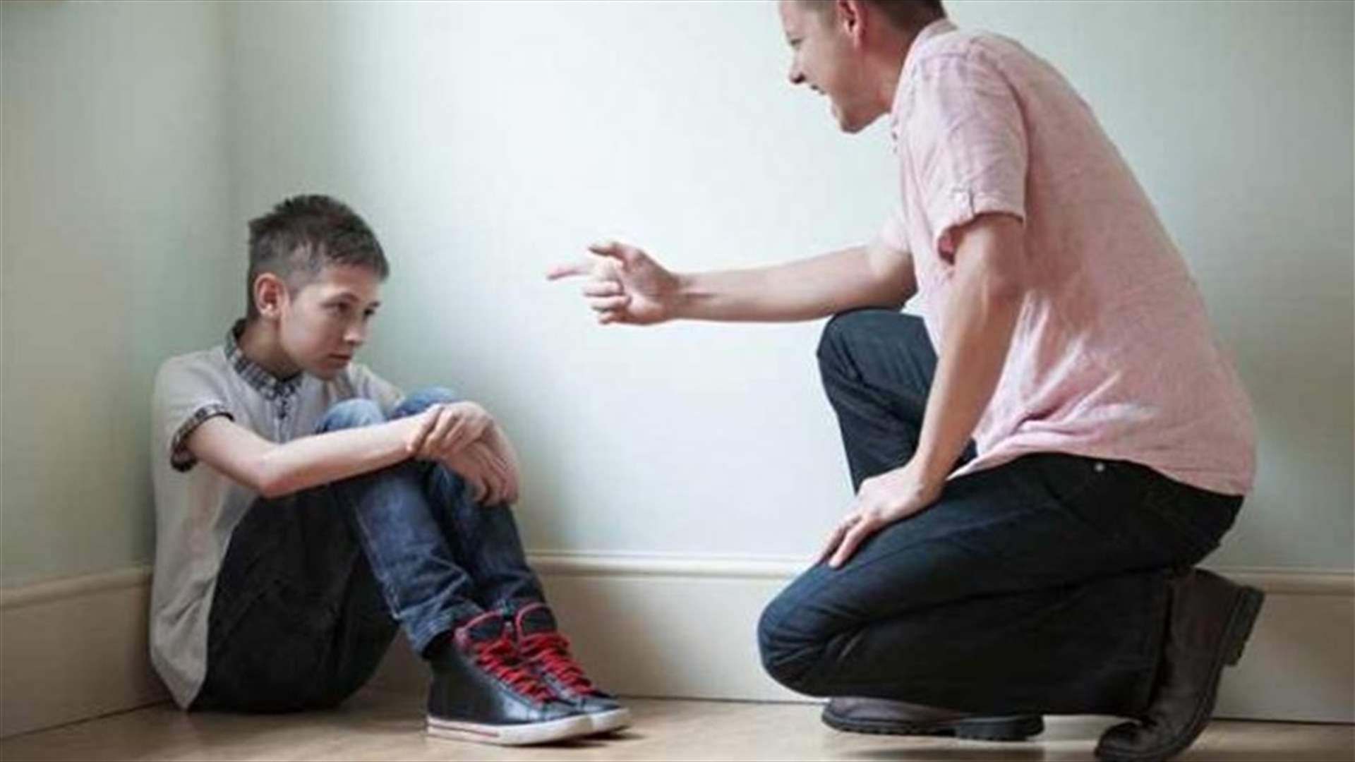 بالصورة: أب يعاقب ابنه بطريقة غريبة... "صلبه" علناً!