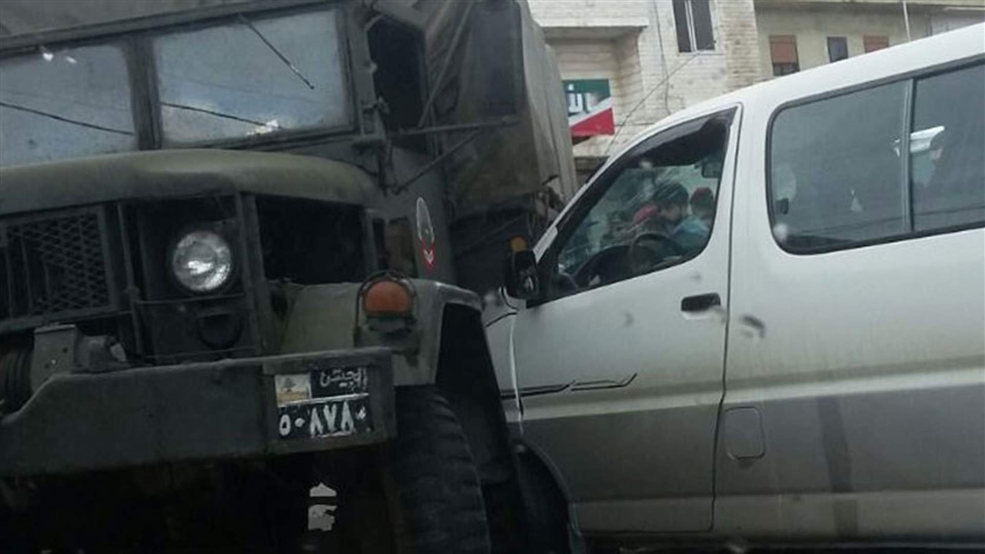 بالصورة - حادث سير بين آلية للجيش وفان ركاب