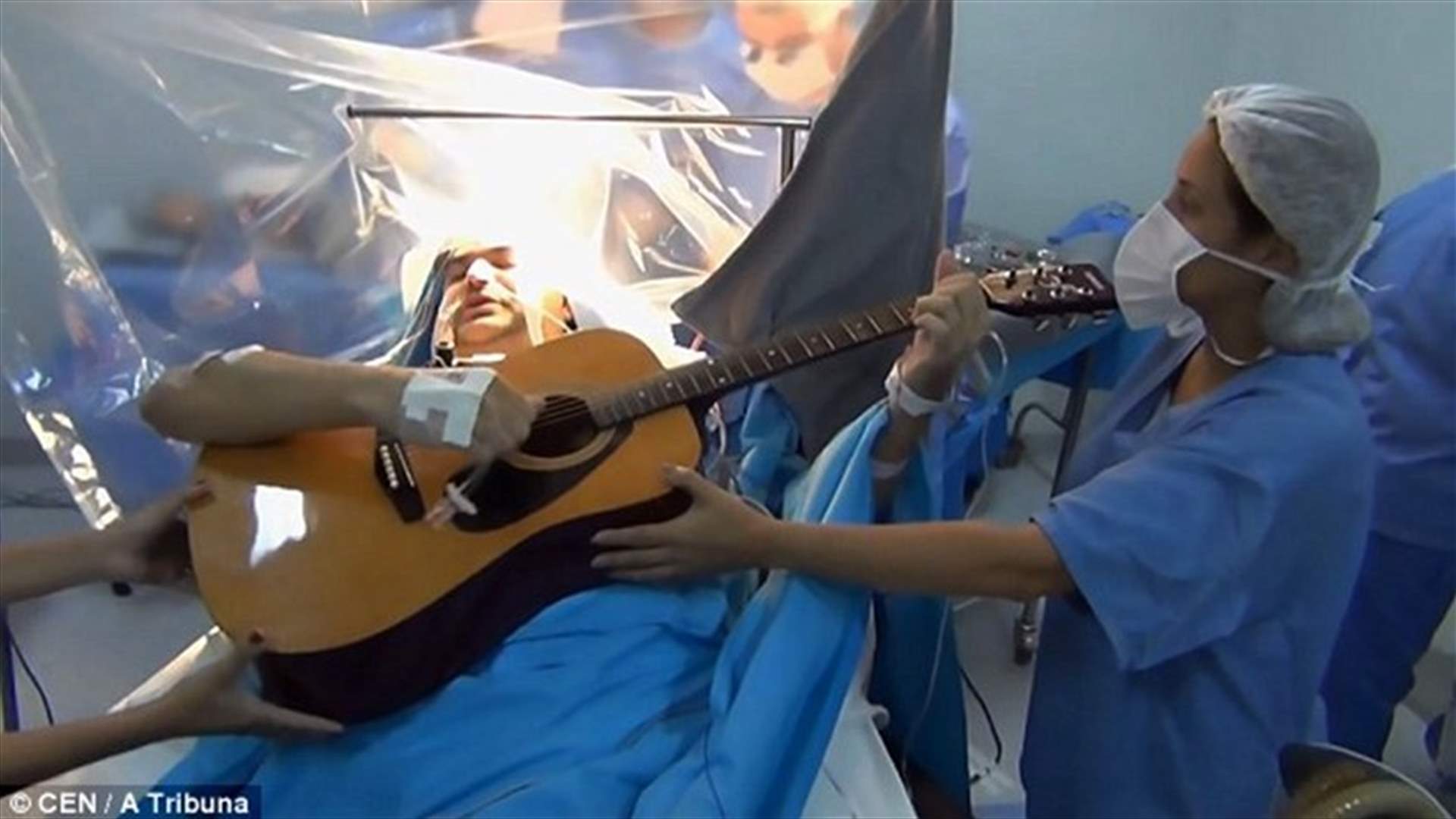 بالفيديو: مريض يعزف على القيثارة في غرفة العمليات... أثناء خضوعه لجراحة في رأسه!