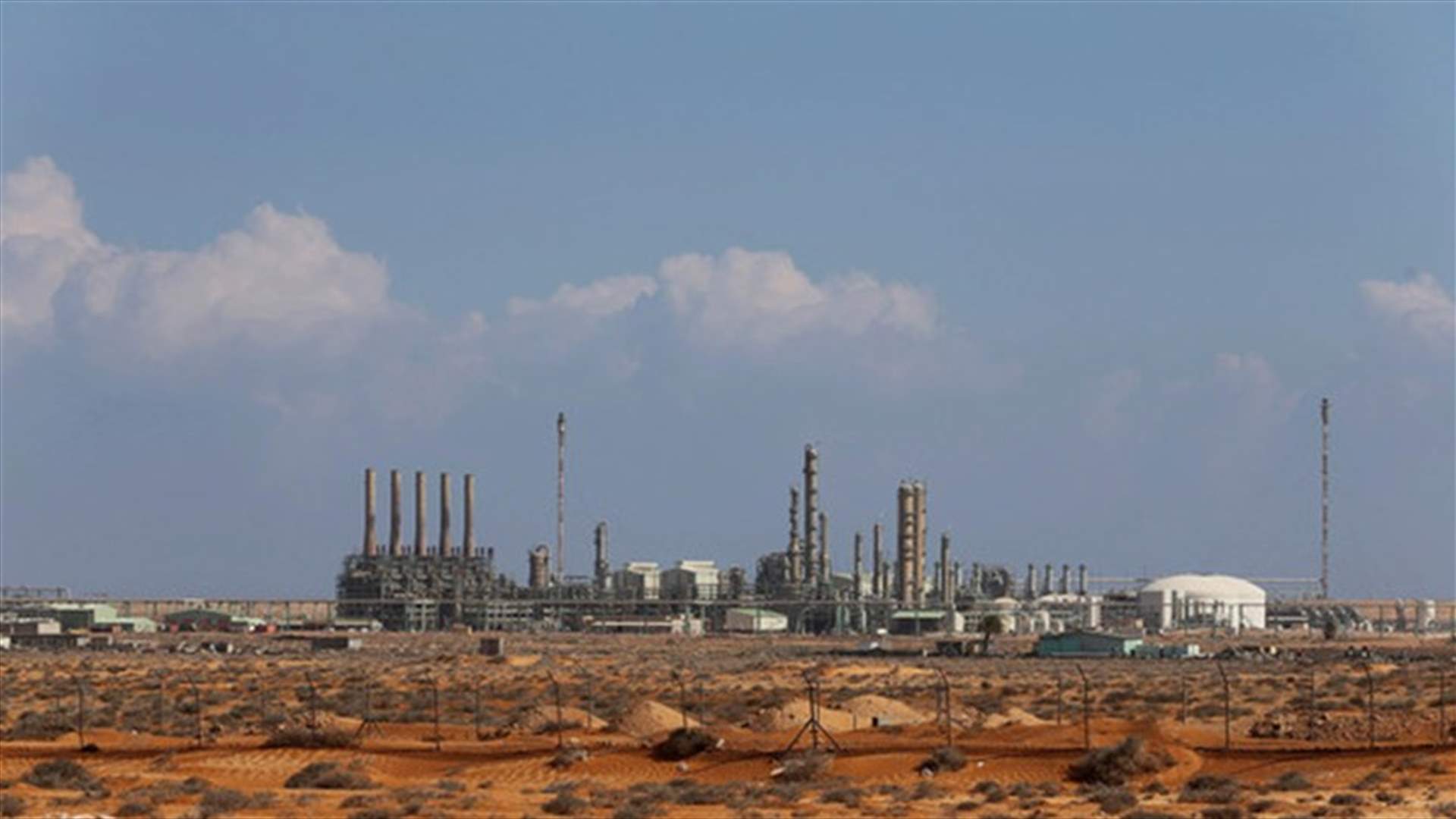 قوات شرق ليبيا تنفذ ضربات جوية وتشتبك مع منافسين قرب موانئ نفطية