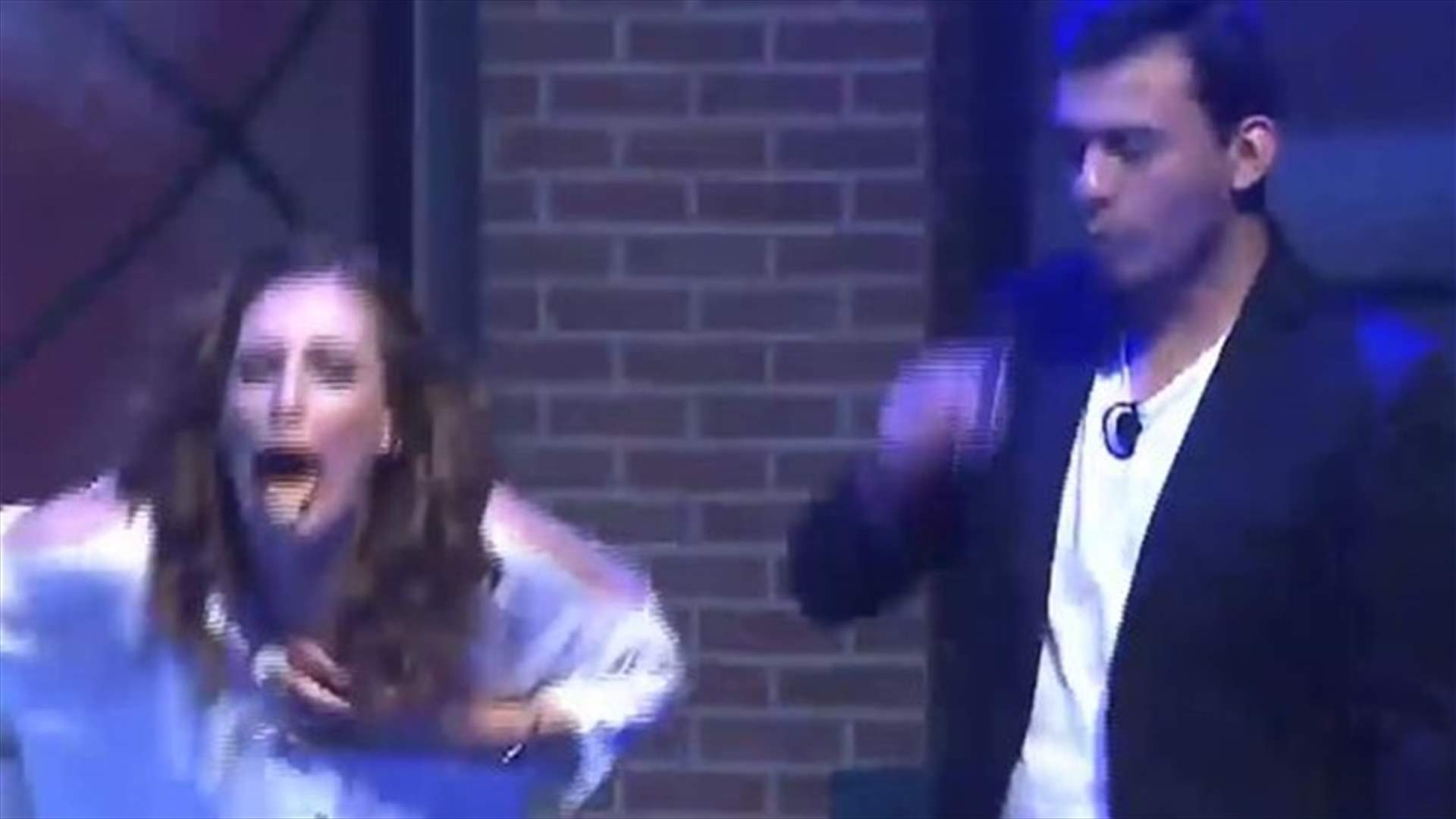 بالفيديو: مقدمة برنامج في موقف محرج... تقيأت مباشرة على الهواء!