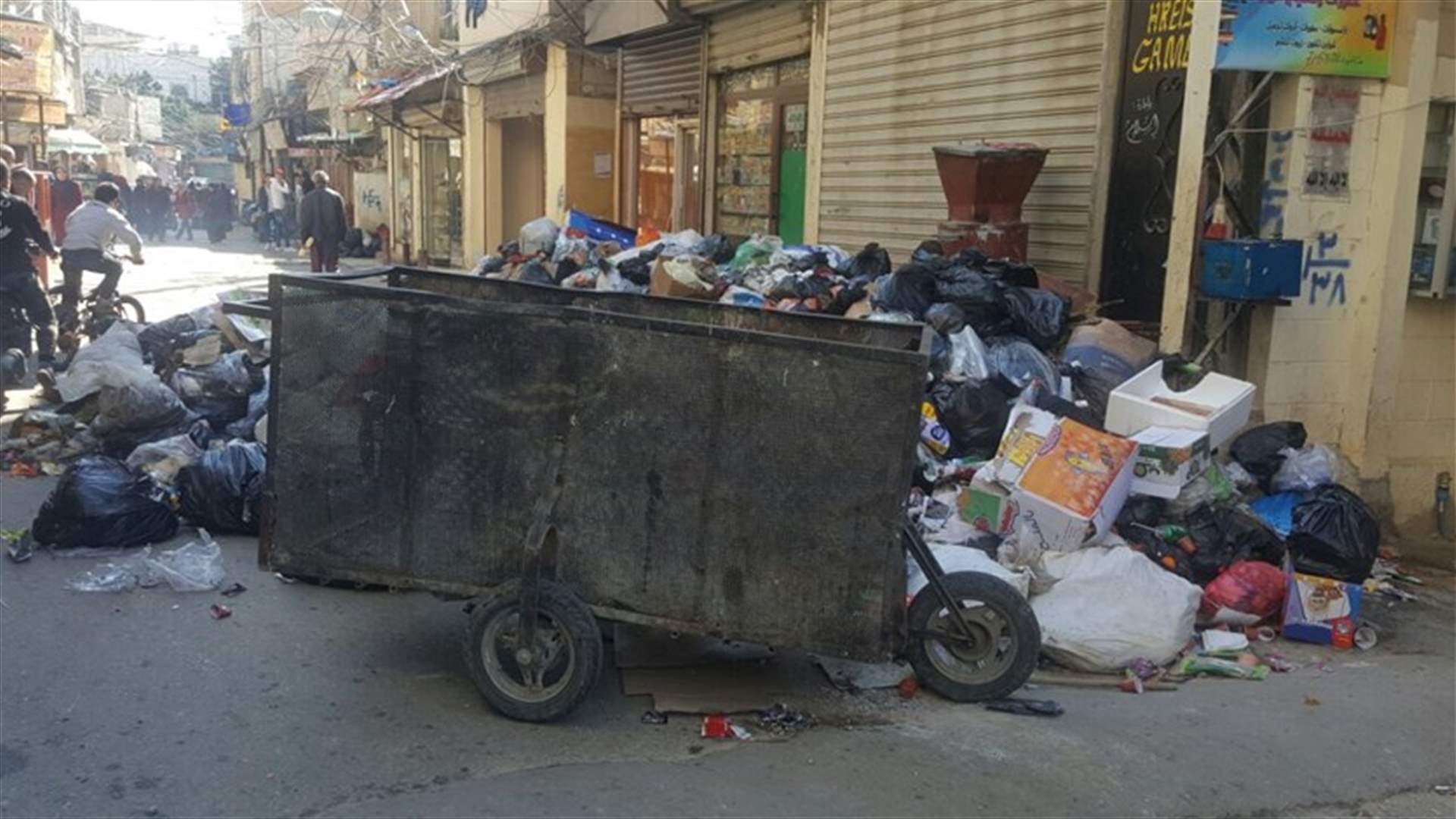 بالصورة - اغلاق الشارع الفوقاني في مخيم عين الحلوة بالنفايات