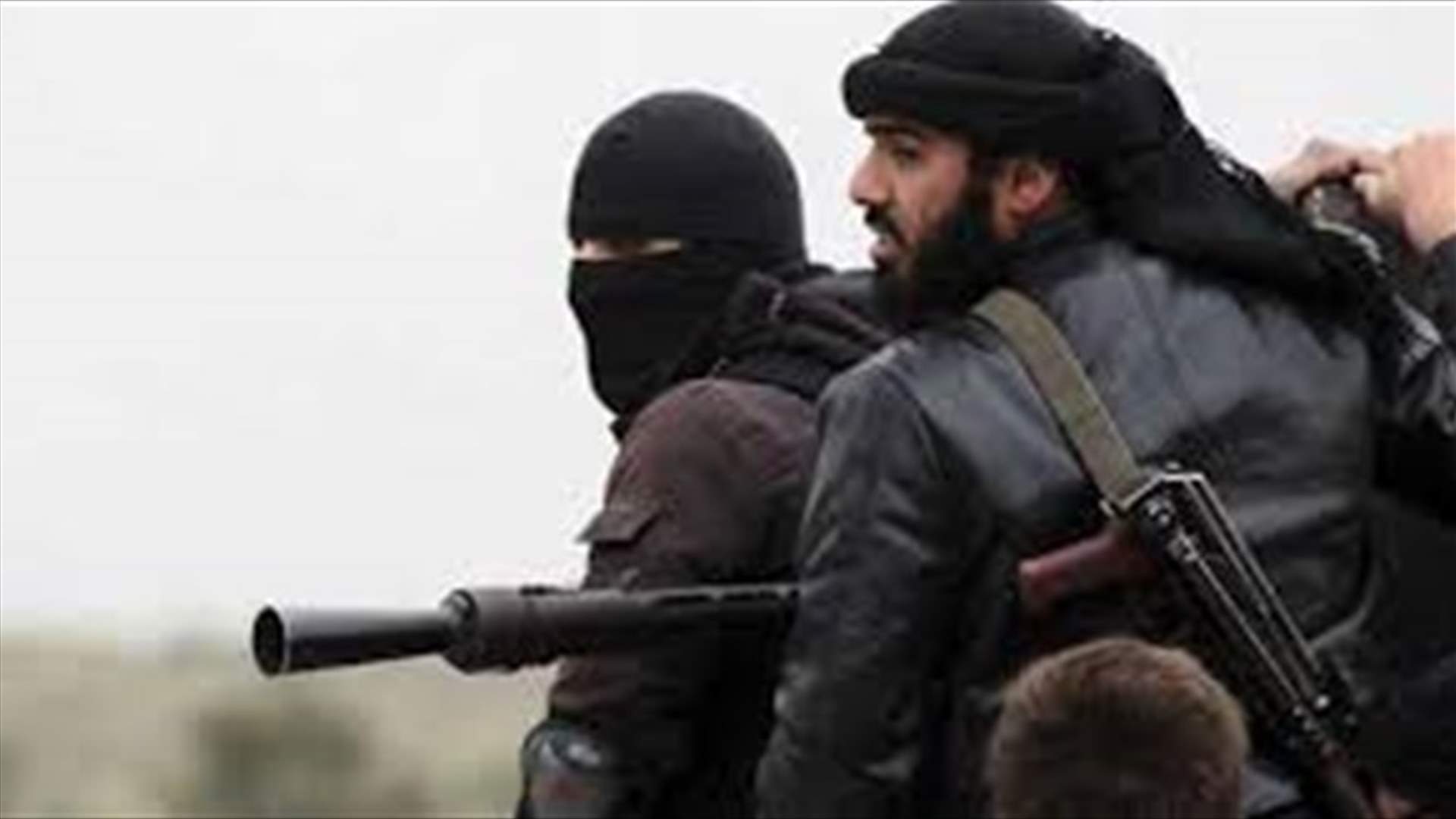 مقاتلون لـ"فتح" يتدربون في الرشيدية بعِلم لبناني