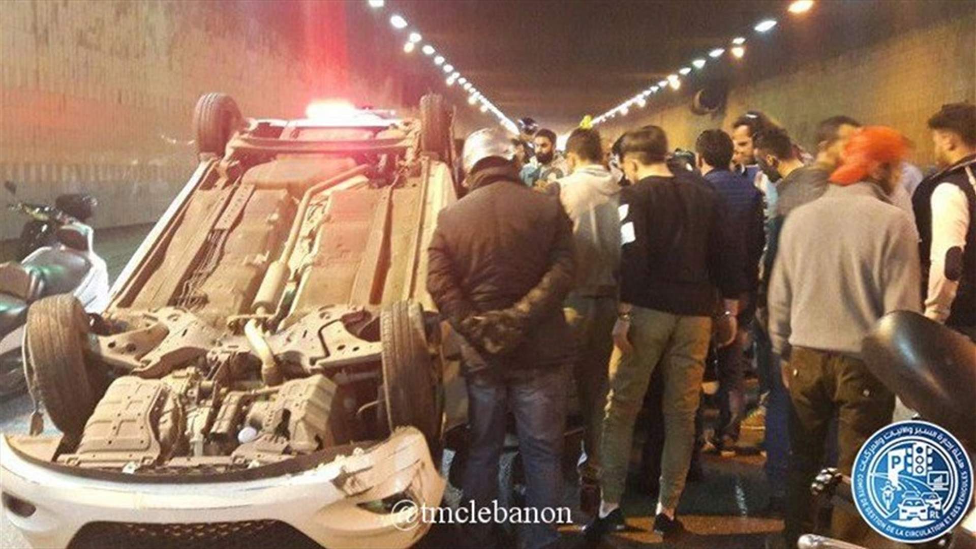 بالصورة...جريحان بانقلاب سيارة في نفق المدينة الرياضية