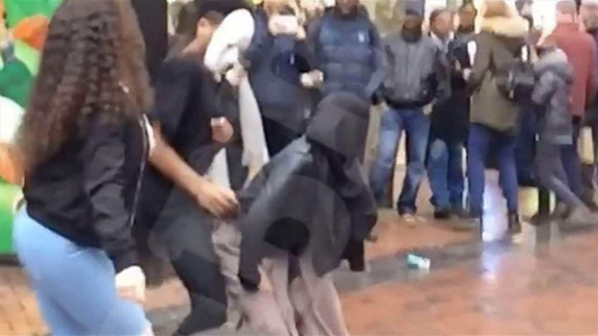 بالفيديو: شابّة محجبّة مهددة بالقتل لأنّها رقصت بطريقة مثيرة في شوارع لندن