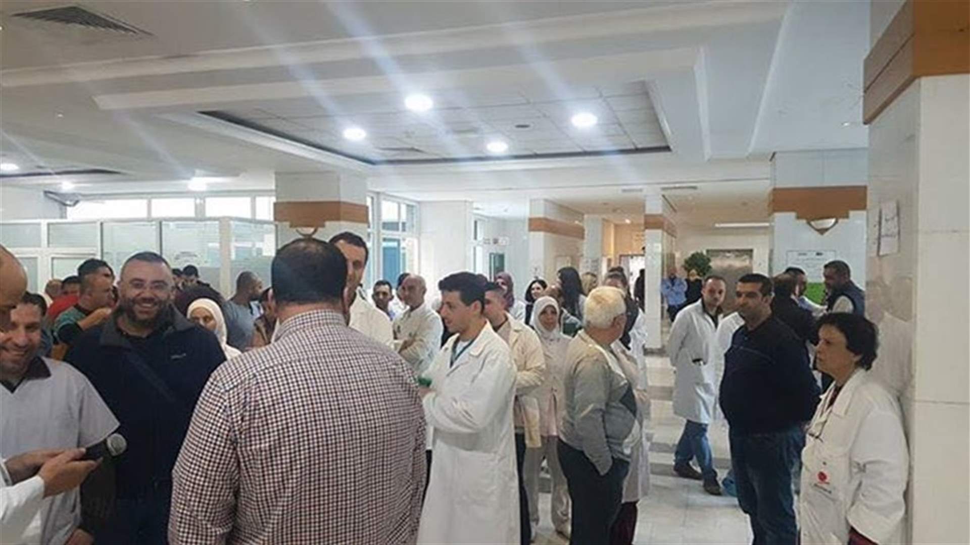اعتصام تحذيري لموظفي مستشفى رفيق الحريري الحكومي الجامعي!