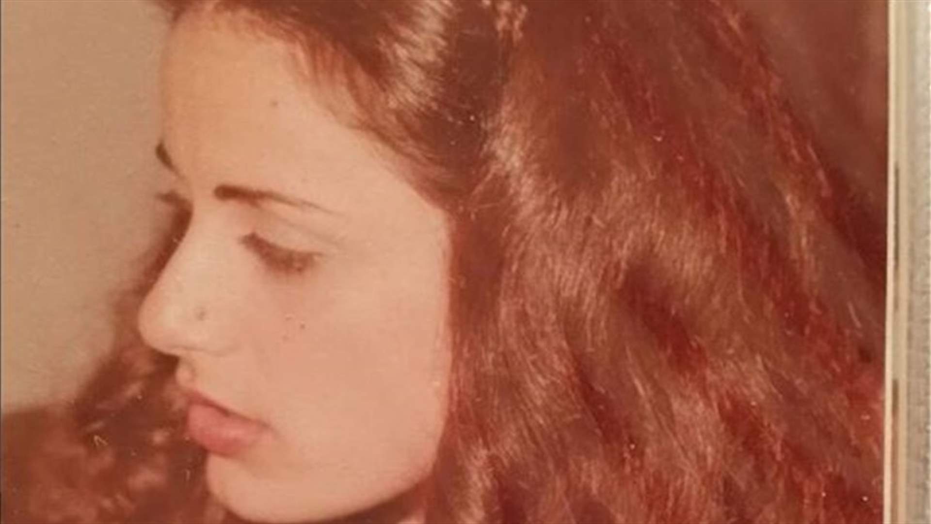 هذه الجميلة هي والدة نجمة لبنانية.. خمّنوا من تكون؟