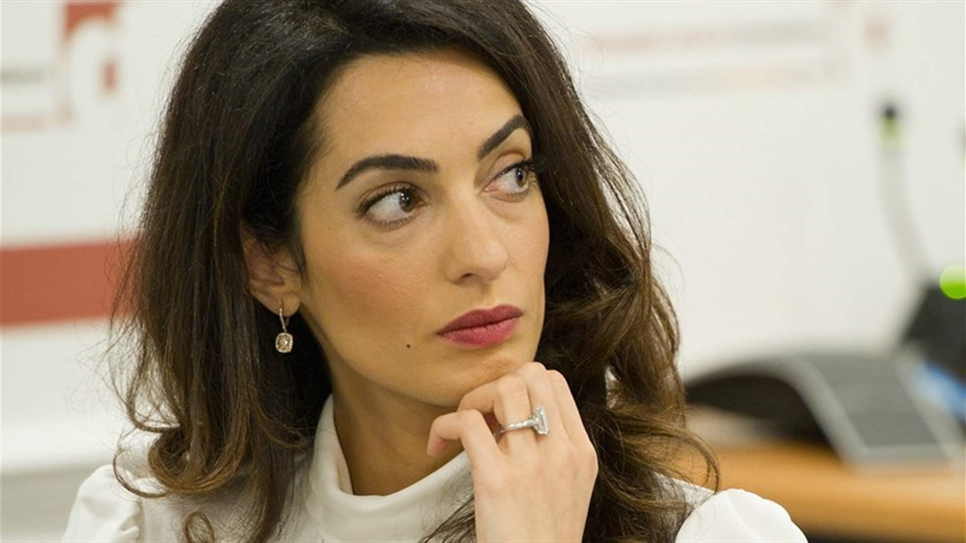 بالصور: أمل كلوني تُظهر بطنها المنتفخ في شوراع نيويورك