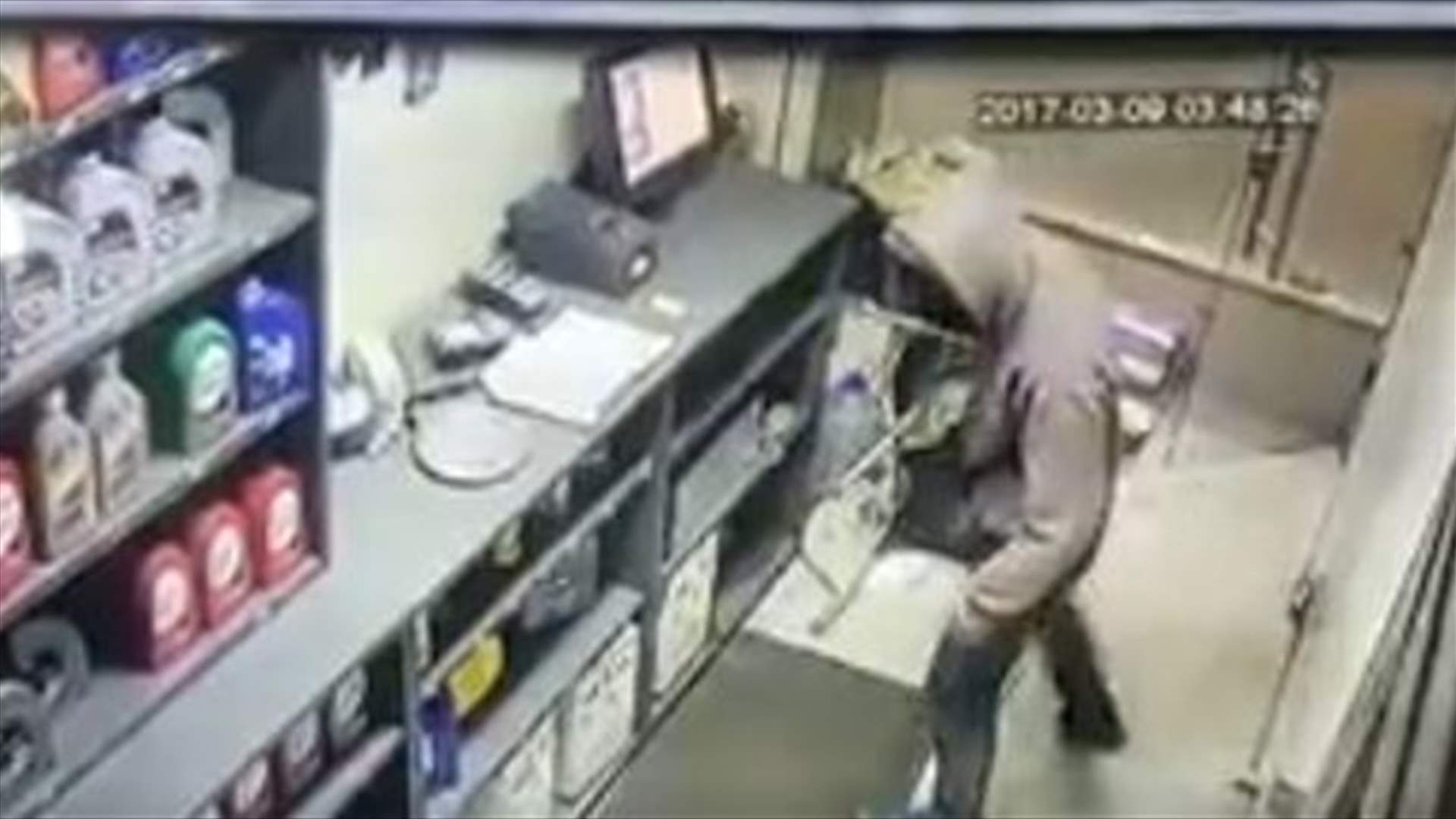 [VIDEO] Thief opens fire at an Egyptian worker in Achkout