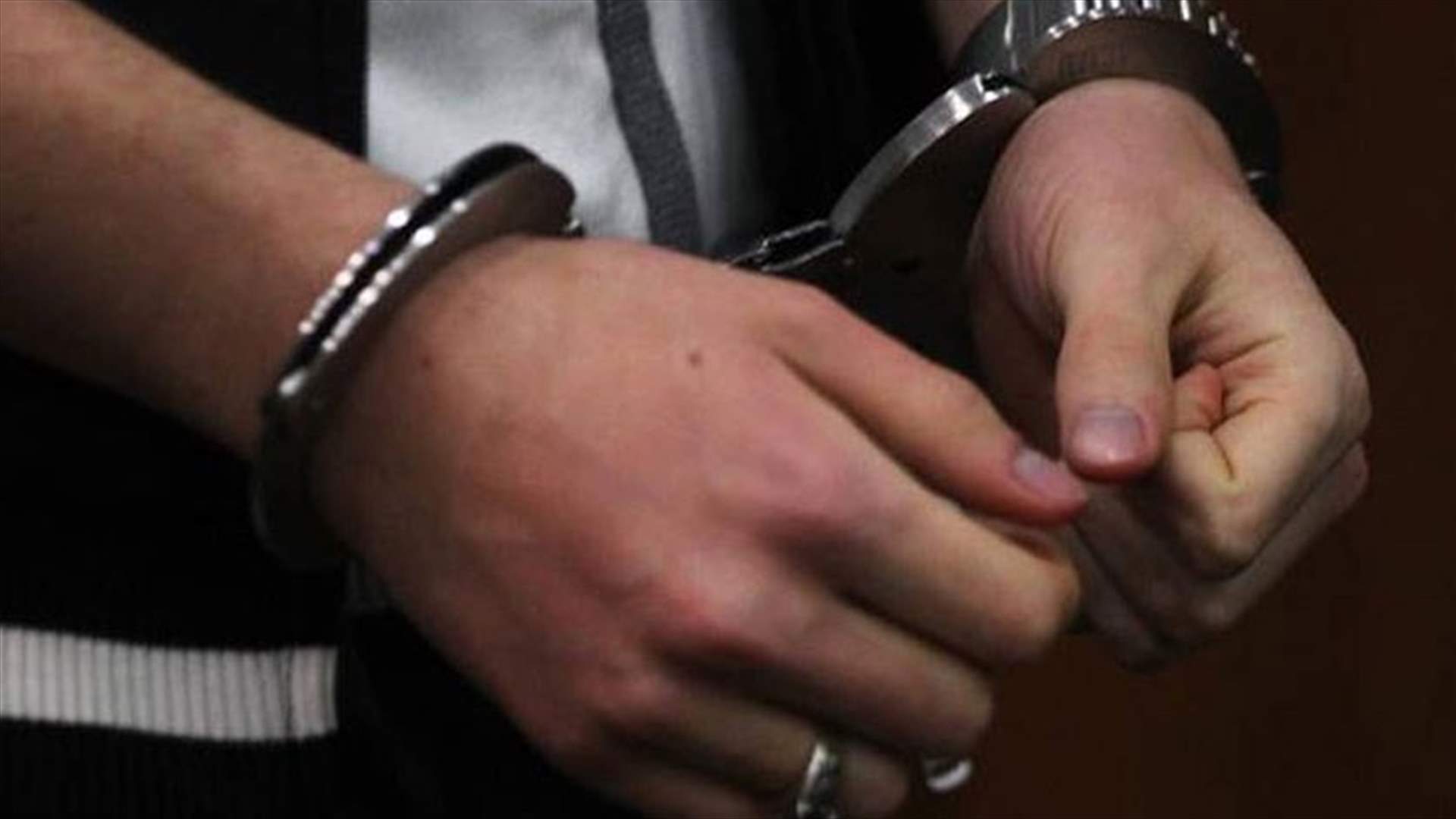 عنصر من فتح يسلم نفسه في عين الحلوة