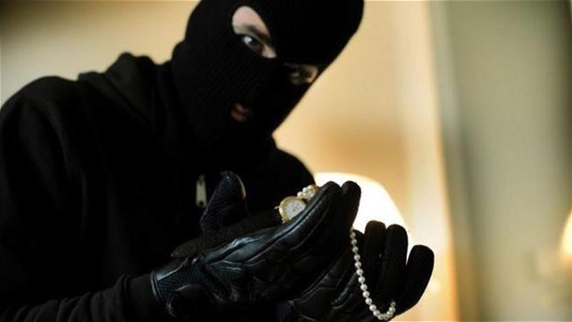 سرقة سلاسل ذهبية من محل مجوهرات في عمشيت