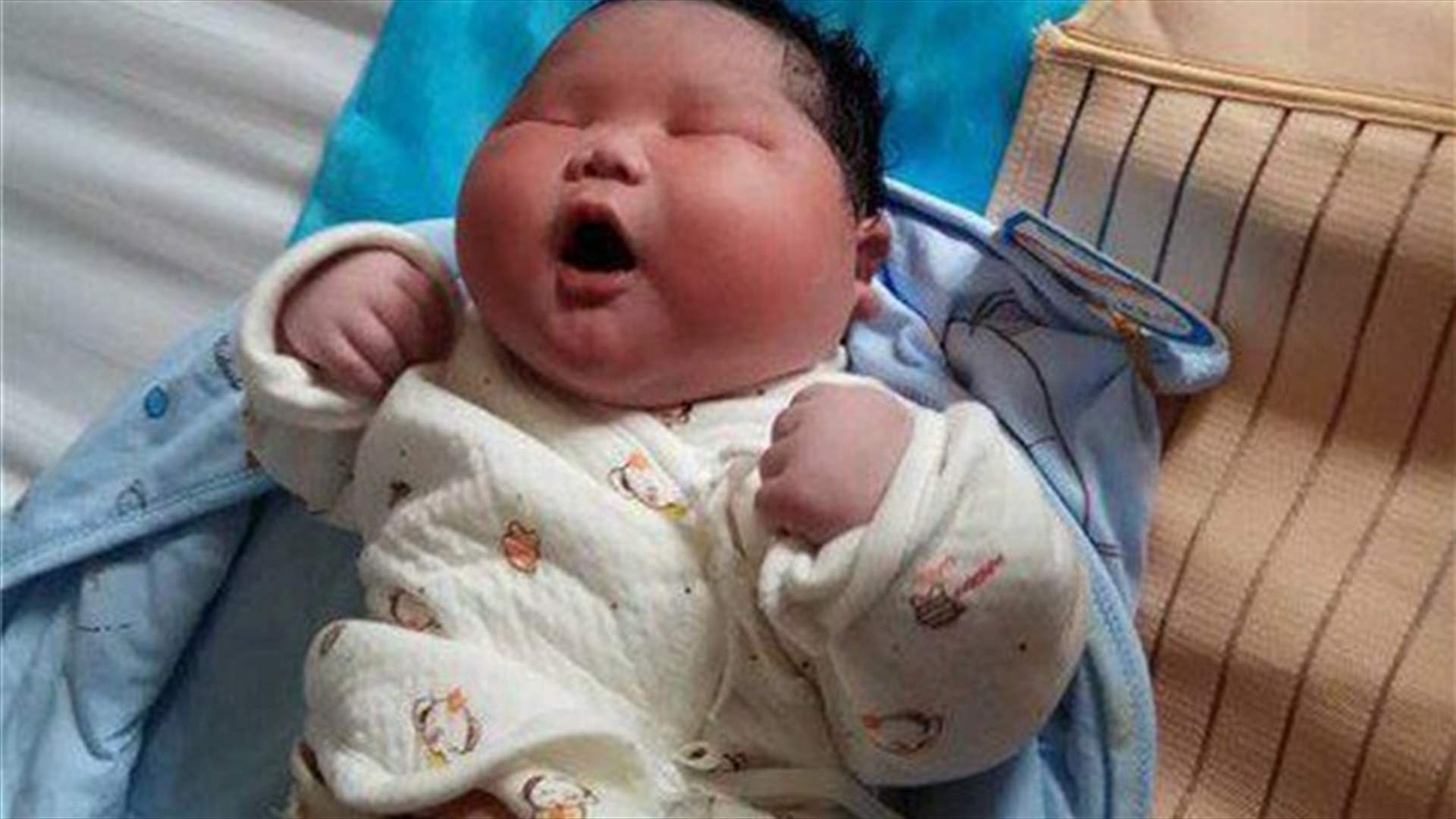 بالصورة: ولادة أسمن وأطول رضيع في الصين... لن تصدّقوا كم بلغ وزنه!