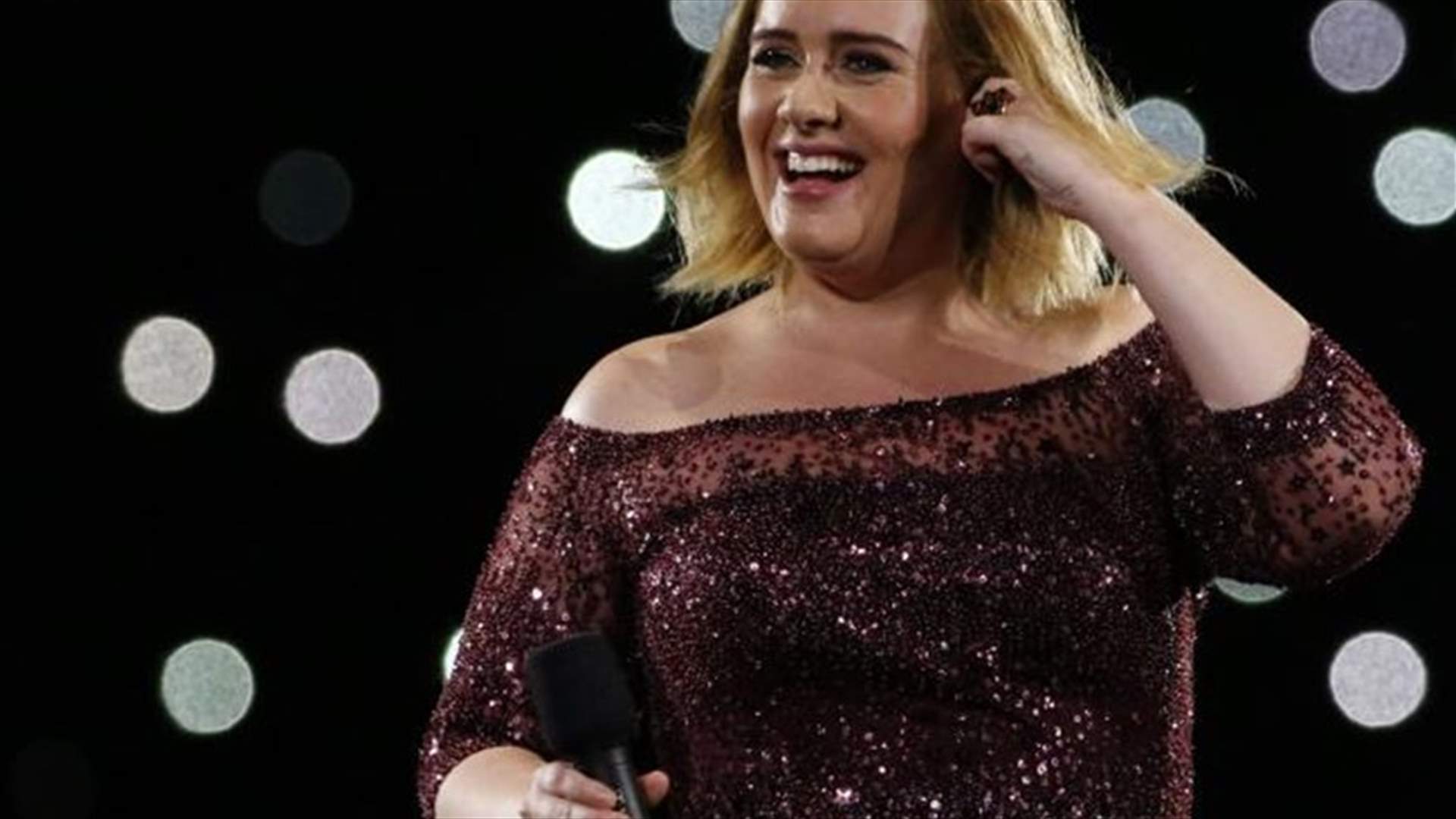 بالفيديو: أديل تقبل يد معجبة محجبة خلال حفلها في سيدني