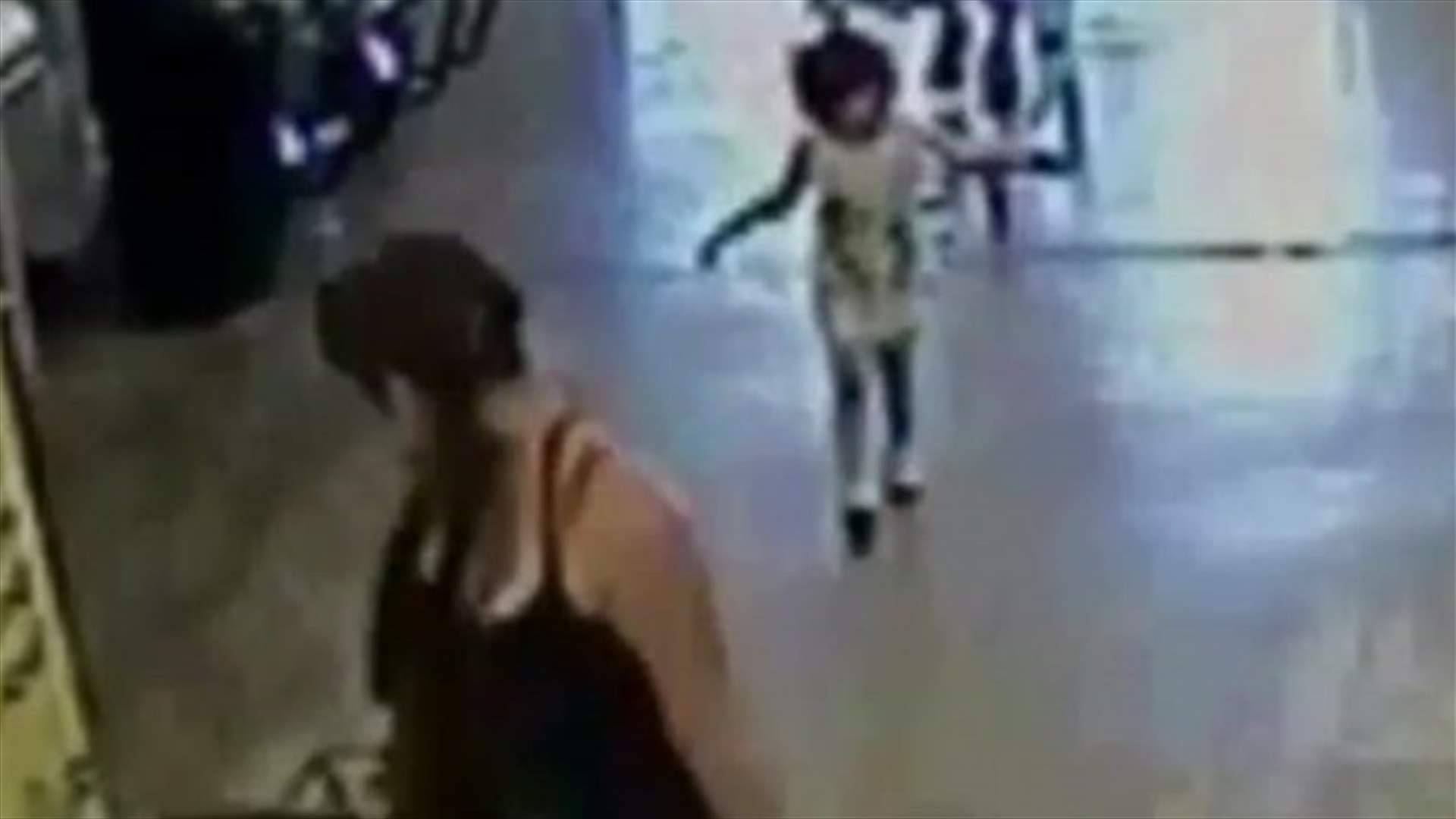 بالفيديو: أمّ تخلّت عن ابنتها في السوبر ماركت... ما السبب؟