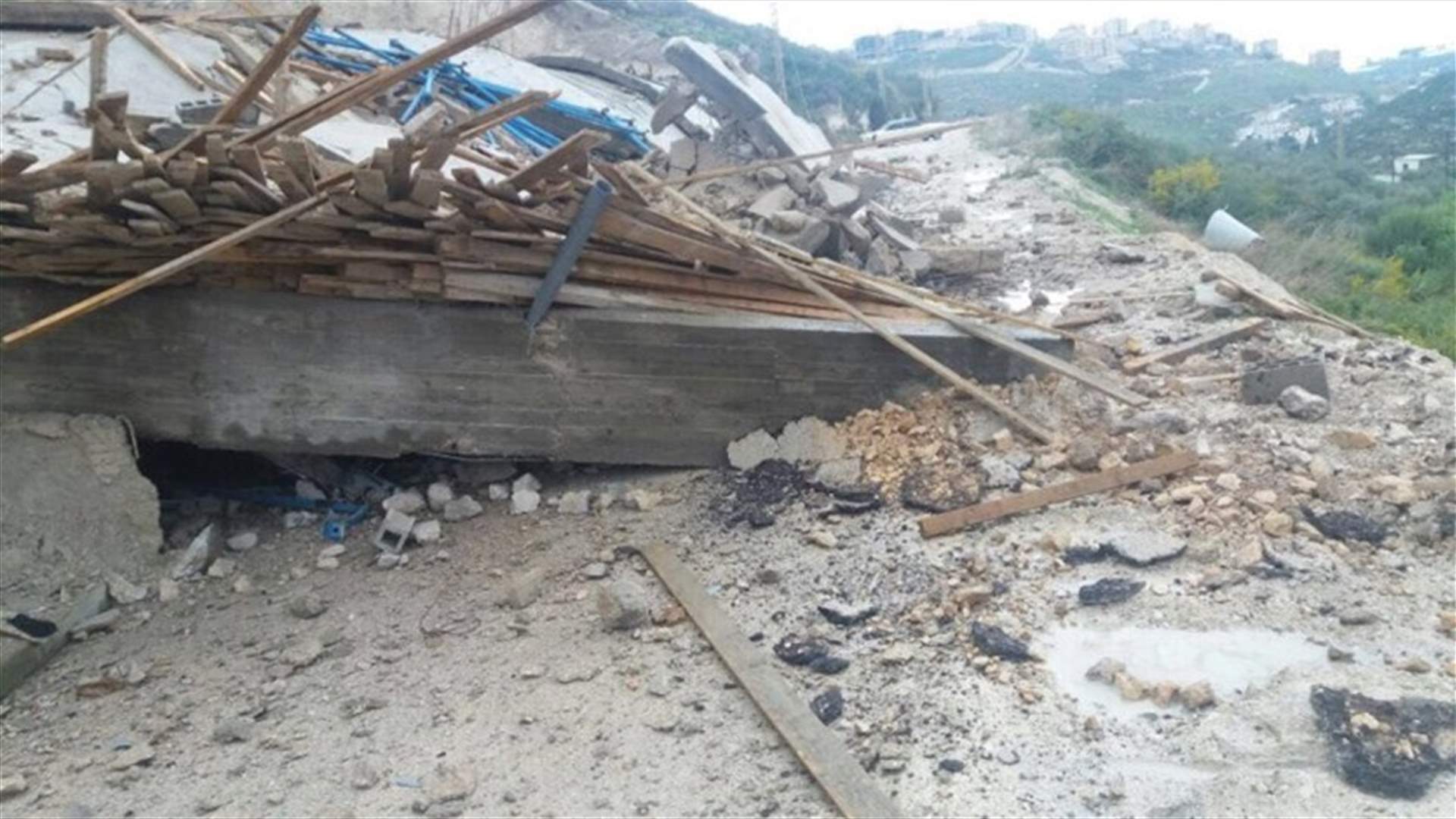 انزلاق جبل ترابي يتسبب بانهيار مبنى...