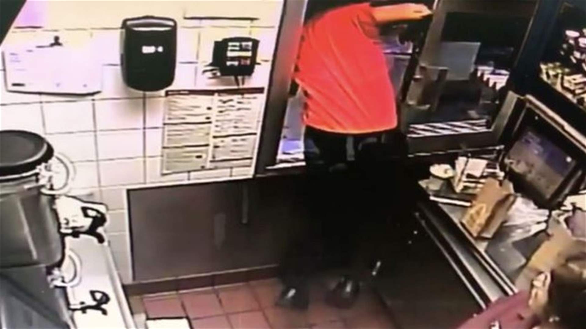 بالفيديو: موظف في مطعم للوجبات السريعة عرض نفسه للخطر لإنقاذ سيدة من الموت!
