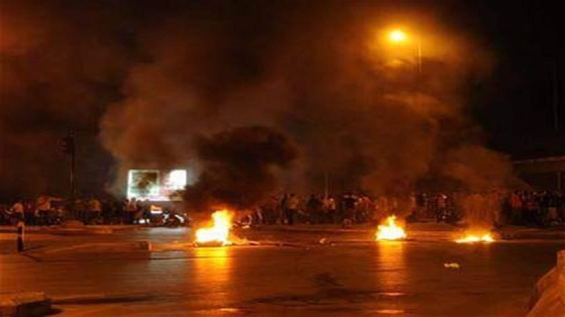 بالصور- قطع طريق دير الزهراني - جسر حبوش رفضا لزيادة الضرائب