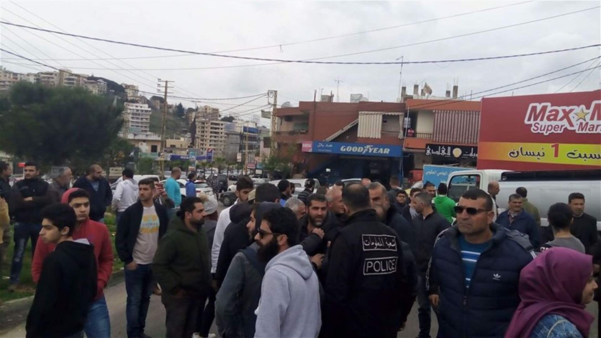 بالصورة- قطع الطريق على دوار كفرمان- النبطية احتجاجا على زيادة الضرائب