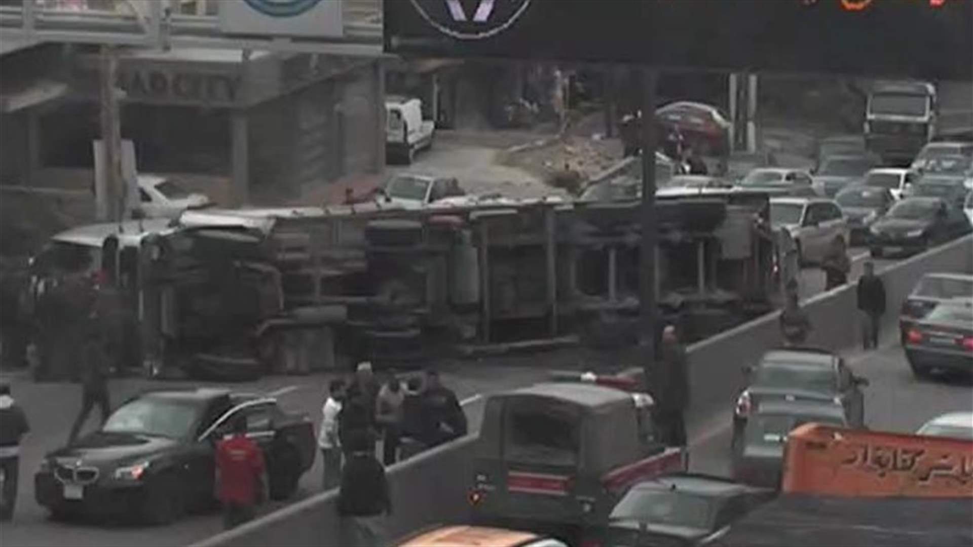بالفيديو- لحظة إنقلاب شاحنة على طريق الجمهور باتجاه البقاع