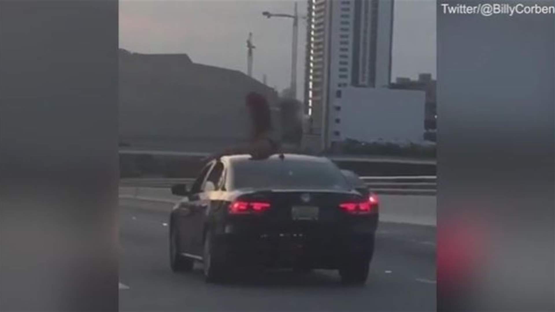 فيديو صادم: رقصت شبه عارية وبطريقة مثيرة على سقف سيارة متحرّكة